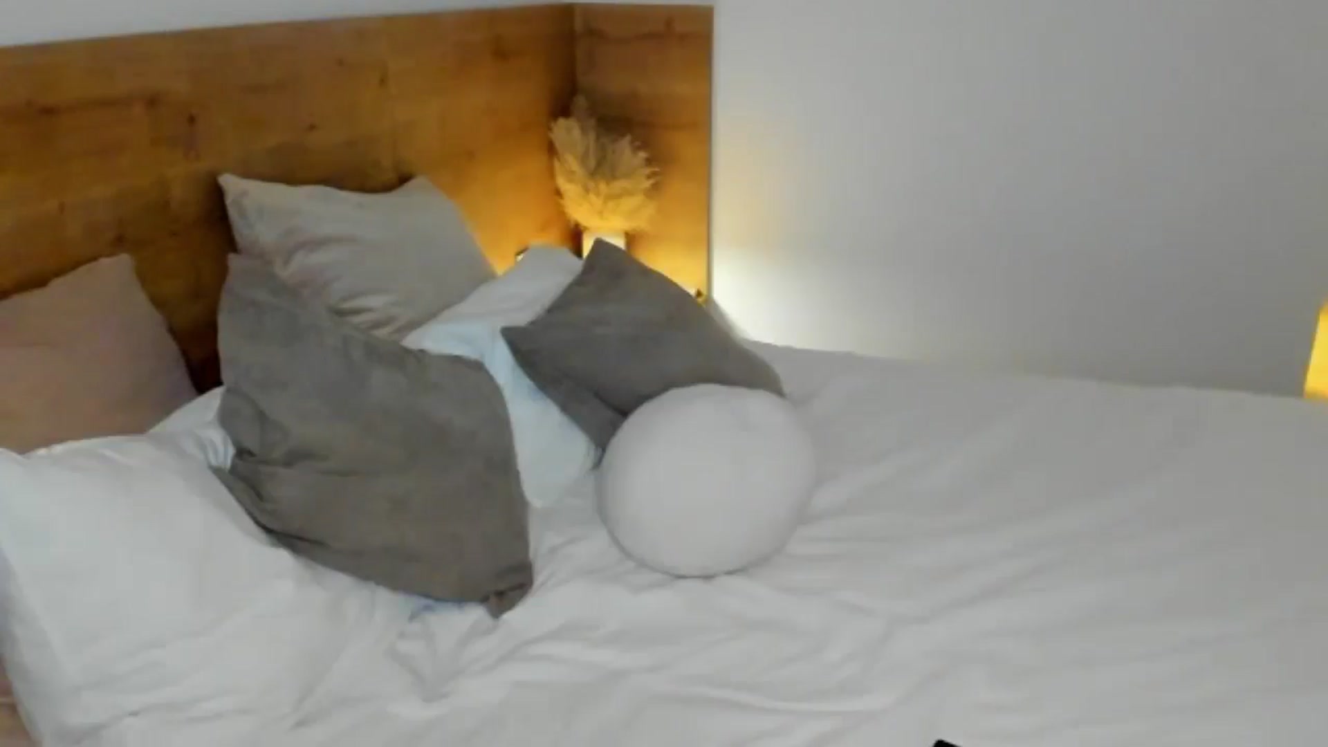 Gallery image thumbnail from Lara_xo's myfreecams stream on, 12/15/2024, 15:19 image 19 of 20