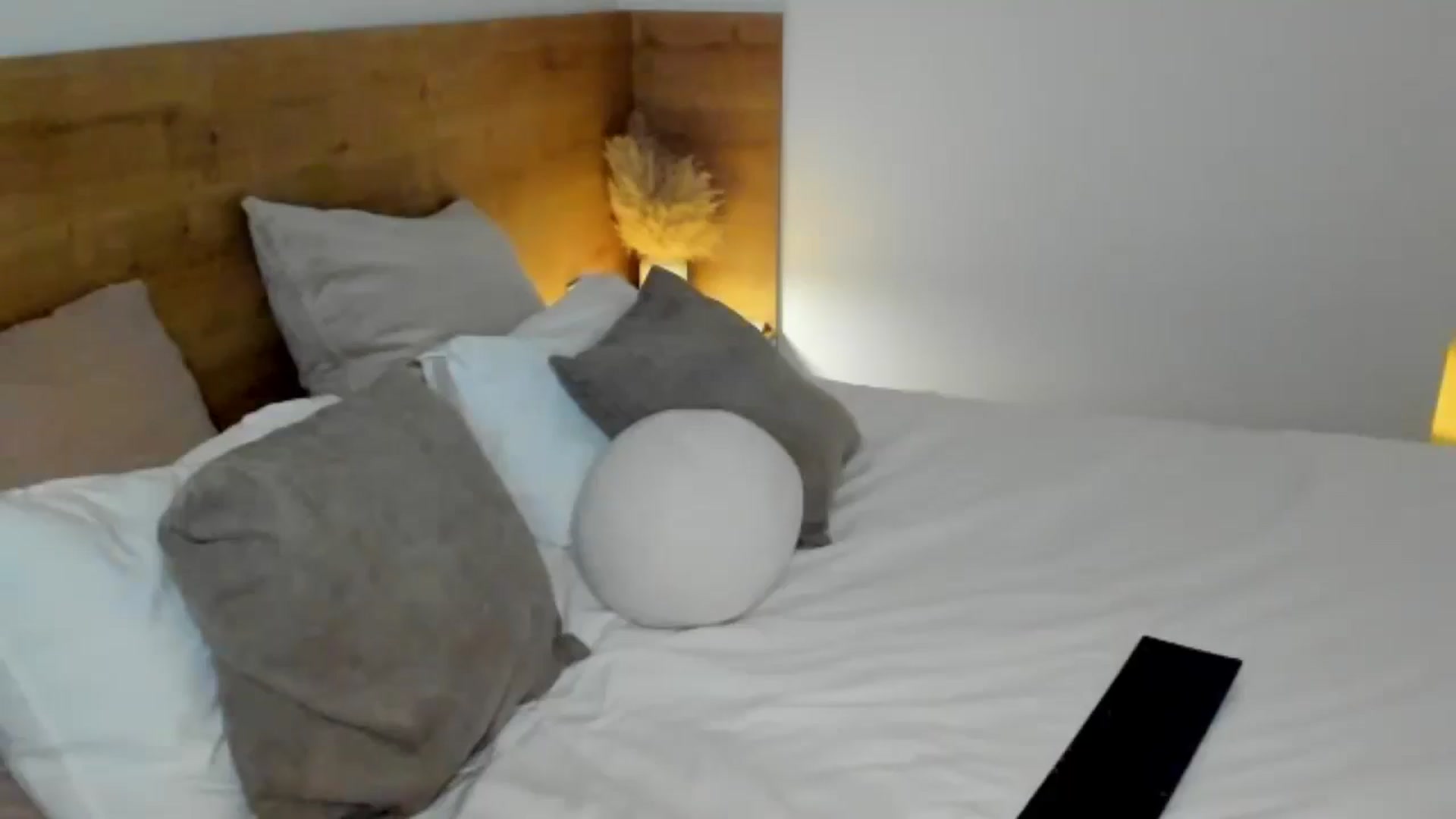 Gallery image thumbnail from Lara_xo's myfreecams stream on, 12/15/2024, 15:19 image 5 of 20