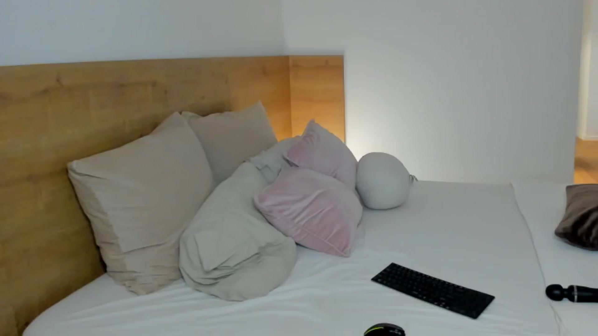 Gallery image thumbnail from Lara_xo's myfreecams stream on, 07/10/2025, 17:29 image 16 of 20
