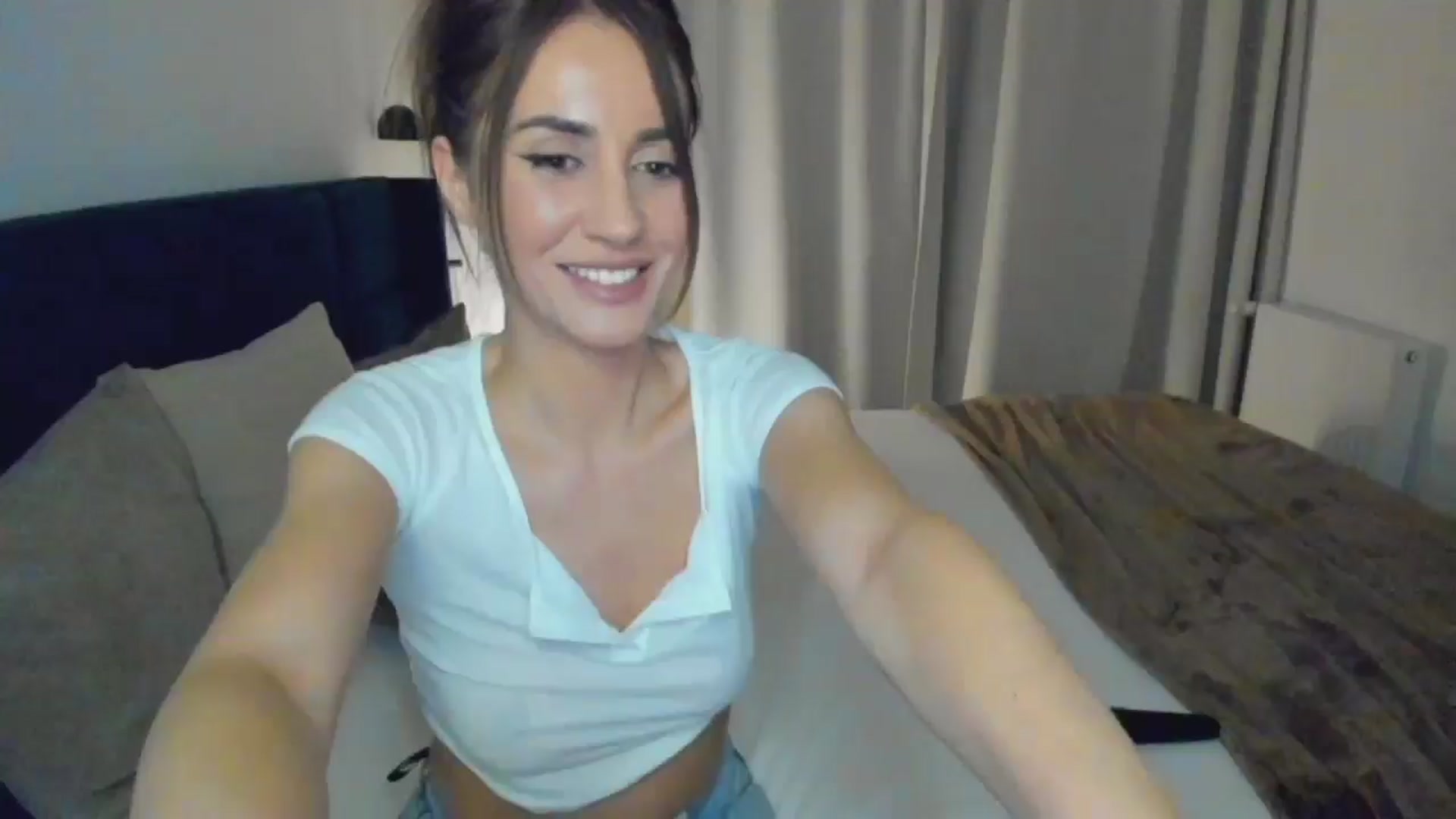 Gallery image thumbnail from Lara_xo's myfreecams stream on, 04/18/2026, 21:57 image 16 of 20