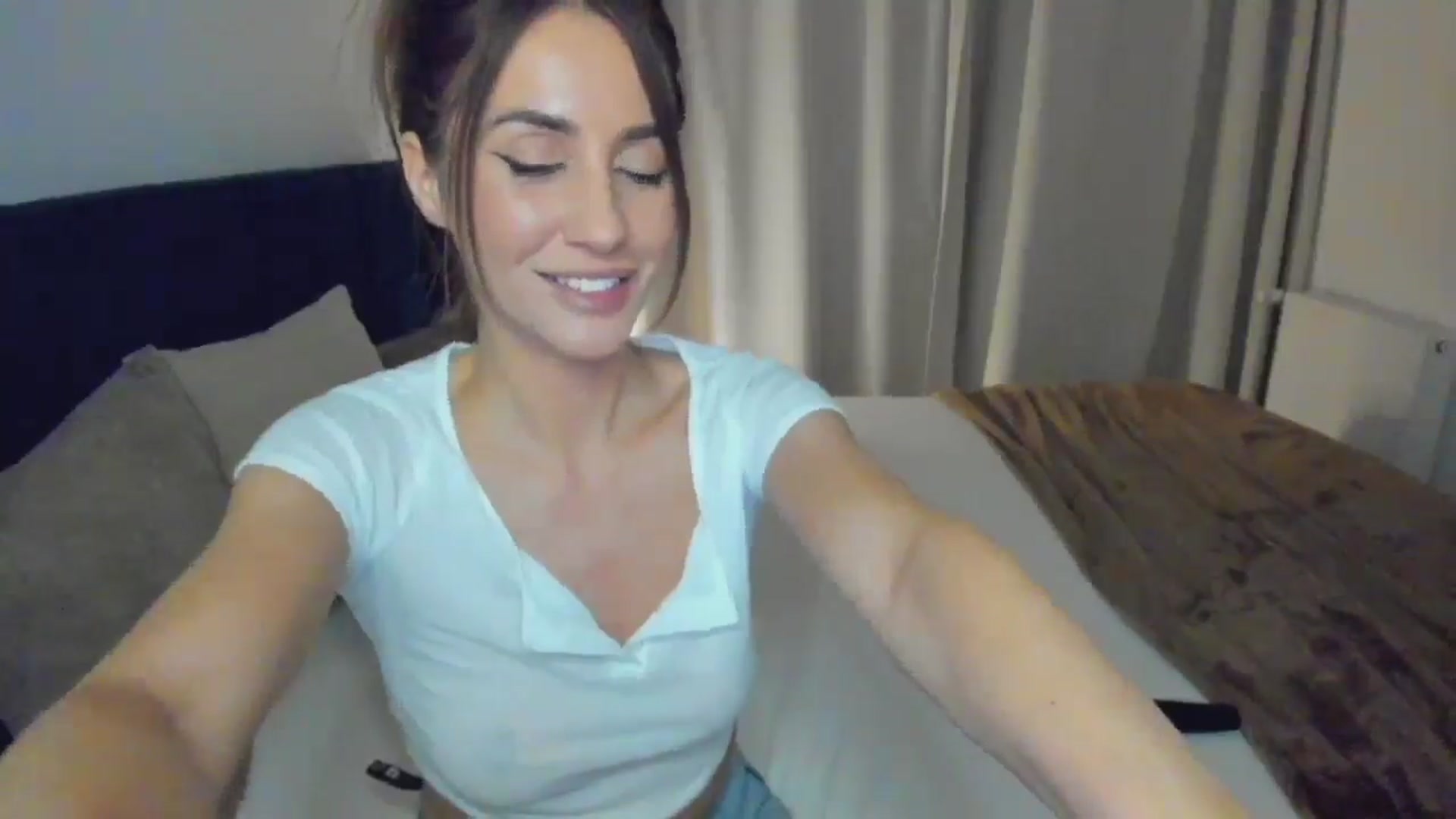 Gallery image thumbnail from Lara_xo's myfreecams stream on, 04/18/2026, 21:57 image 10 of 20