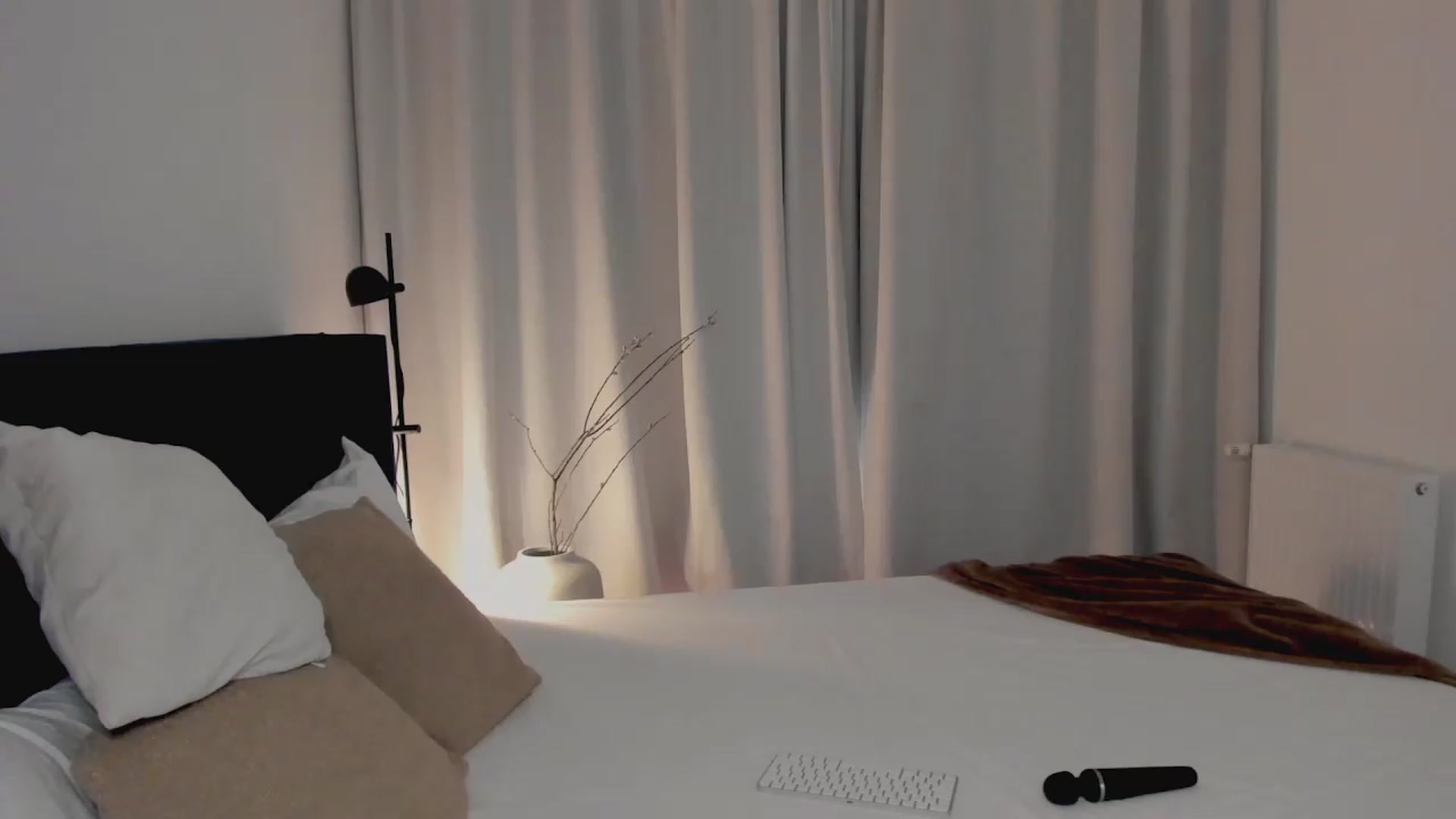 Gallery image thumbnail from Lara_xo's myfreecams stream on, 06/07/2026, 17:00 image 17 of 20