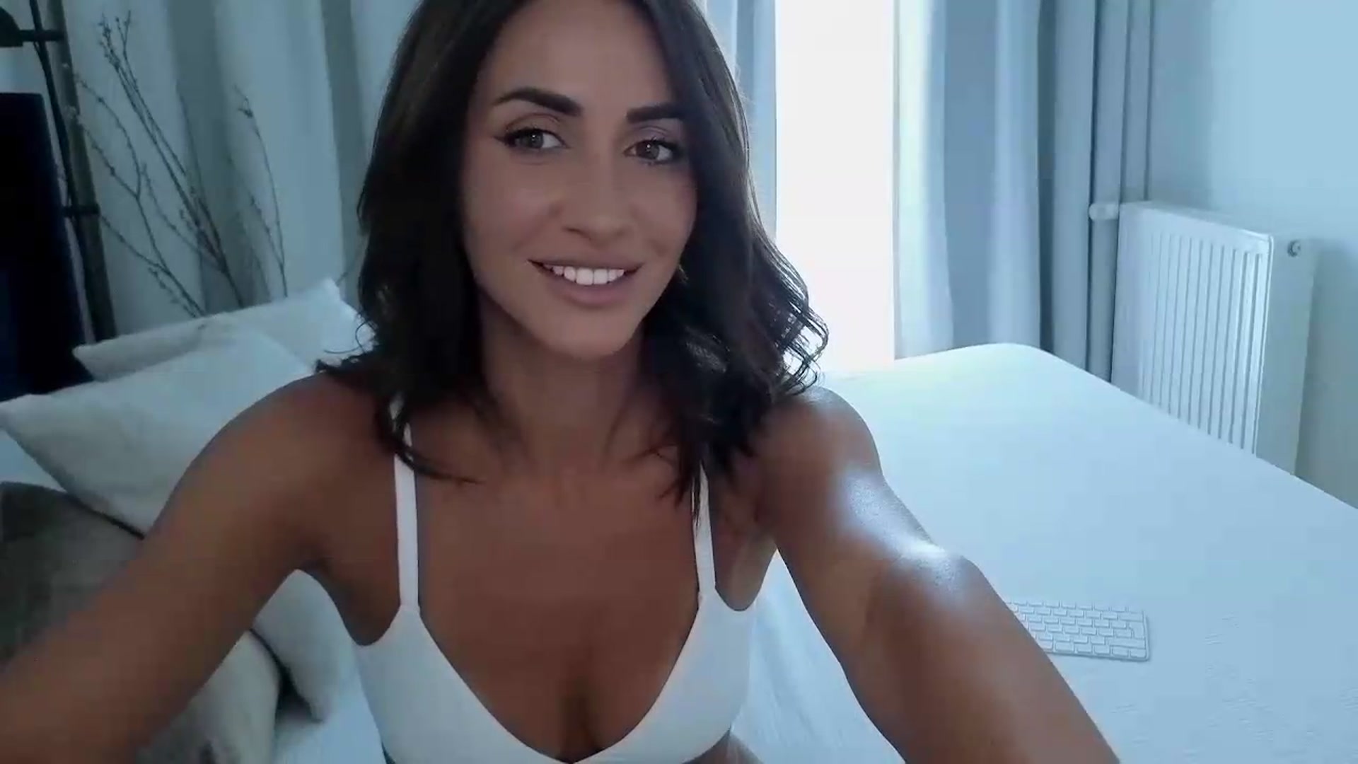 Gallery image thumbnail from Lara_xo's myfreecams stream on, 08/31/2026, 16:49 image 4 of 20