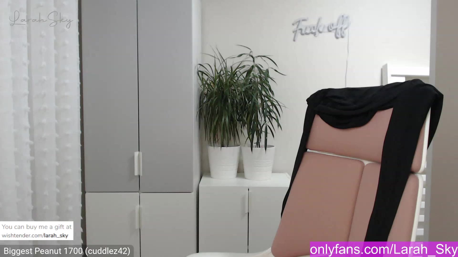 Gallery image thumbnail from Larah_Sky's myfreecams stream on, 11/23/2022, 24:02 image 3 of 20