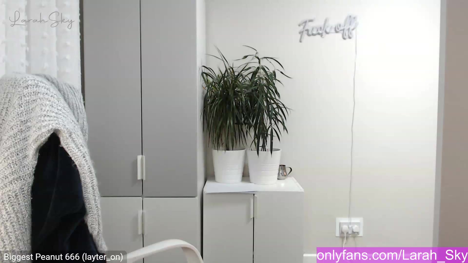 Gallery image thumbnail from Larah_Sky's myfreecams stream on, 12/03/2022, 24:03 image 17 of 20