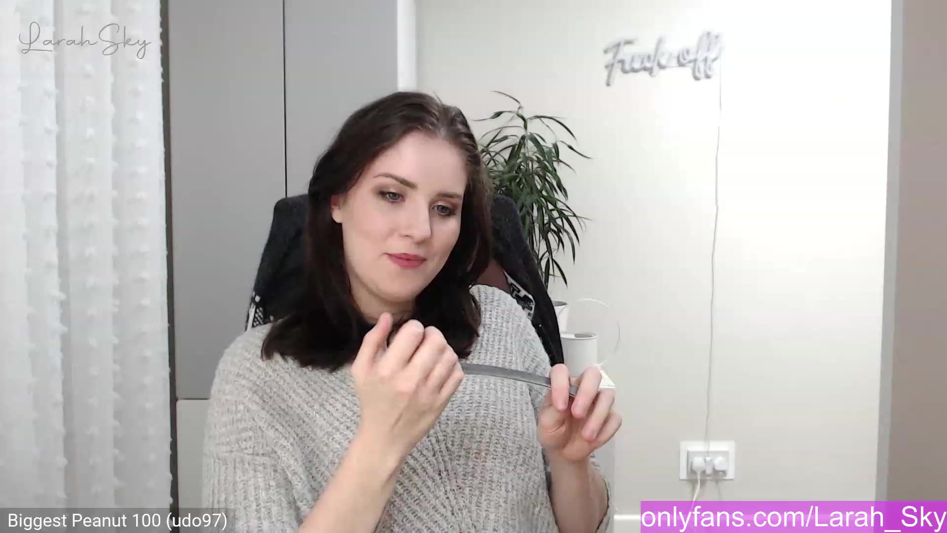 Gallery image thumbnail from Larah_Sky's myfreecams stream on, 12/05/2022, 22:35 image 9 of 20
