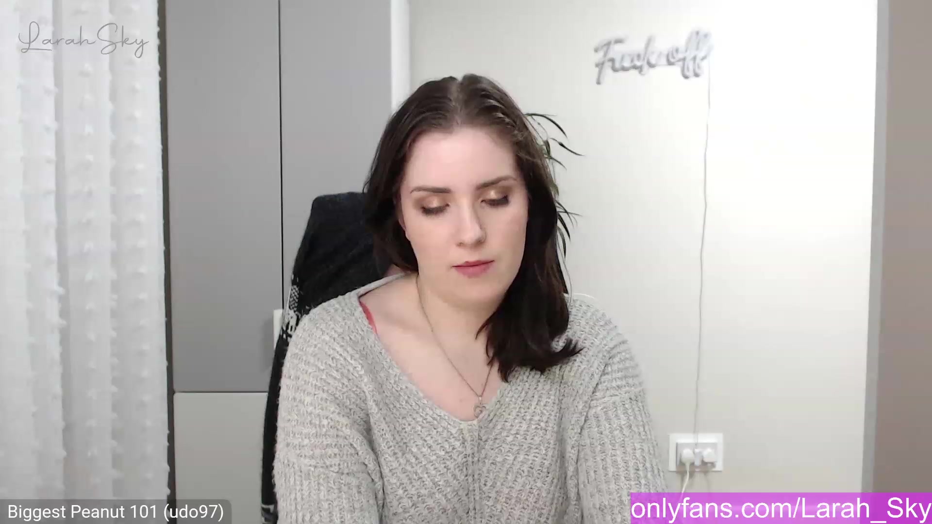 Gallery image thumbnail from Larah_Sky's myfreecams stream on, 12/05/2022, 22:35 image 13 of 20