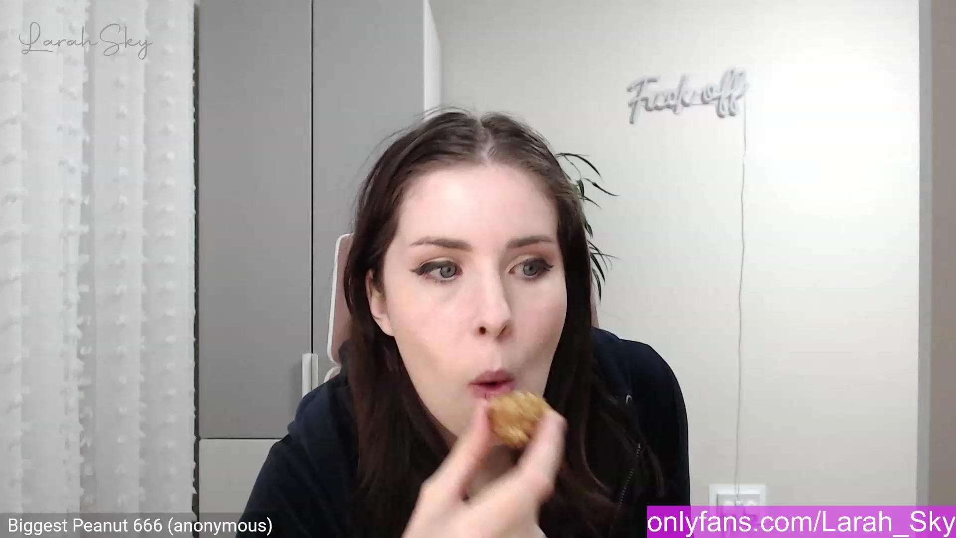 Gallery image thumbnail from Larah_Sky's myfreecams stream on, 12/08/2022, 24:29 image 4 of 20