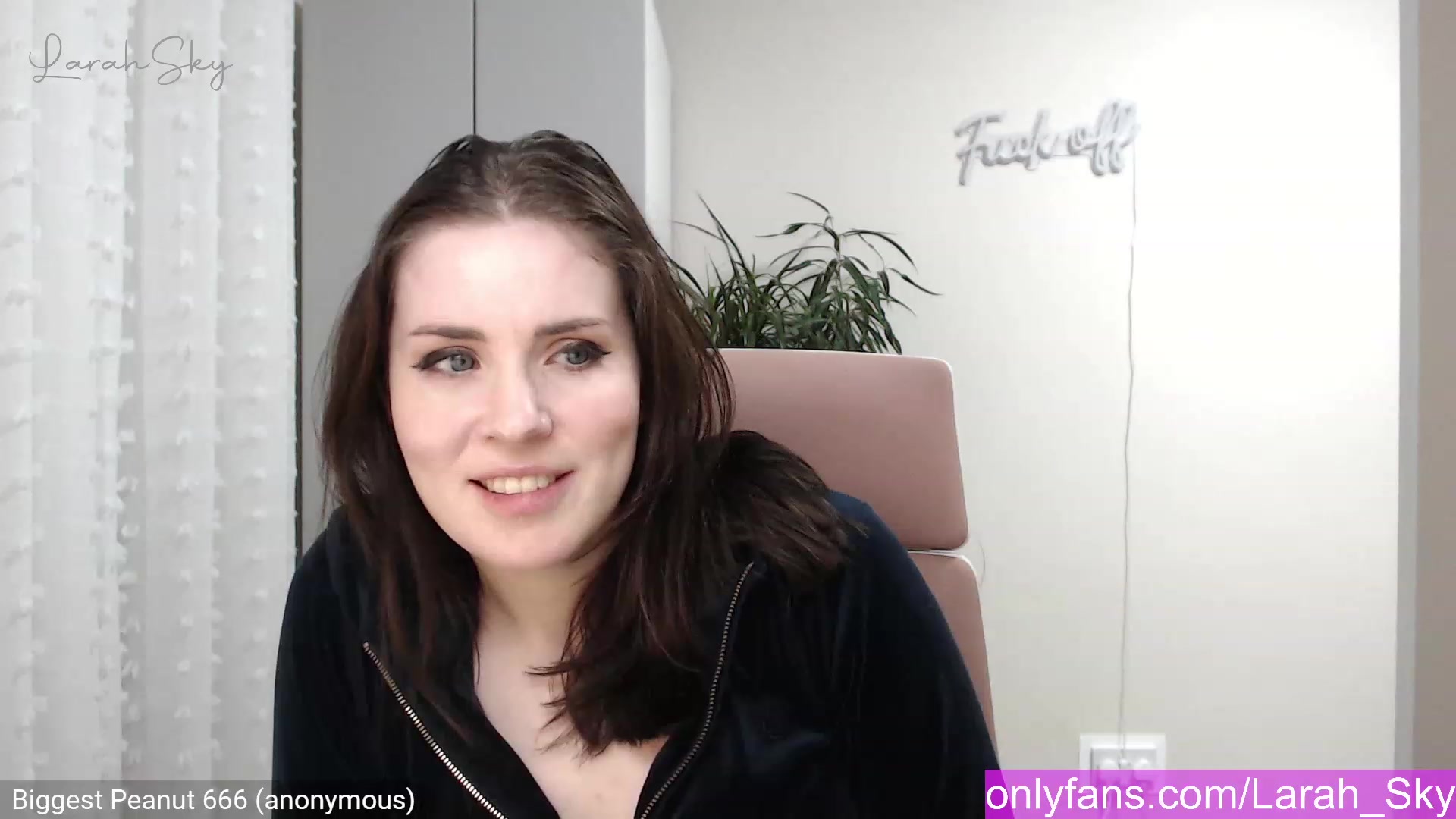 Gallery image thumbnail from Larah_Sky's myfreecams stream on, 12/08/2022, 24:29 image 16 of 20