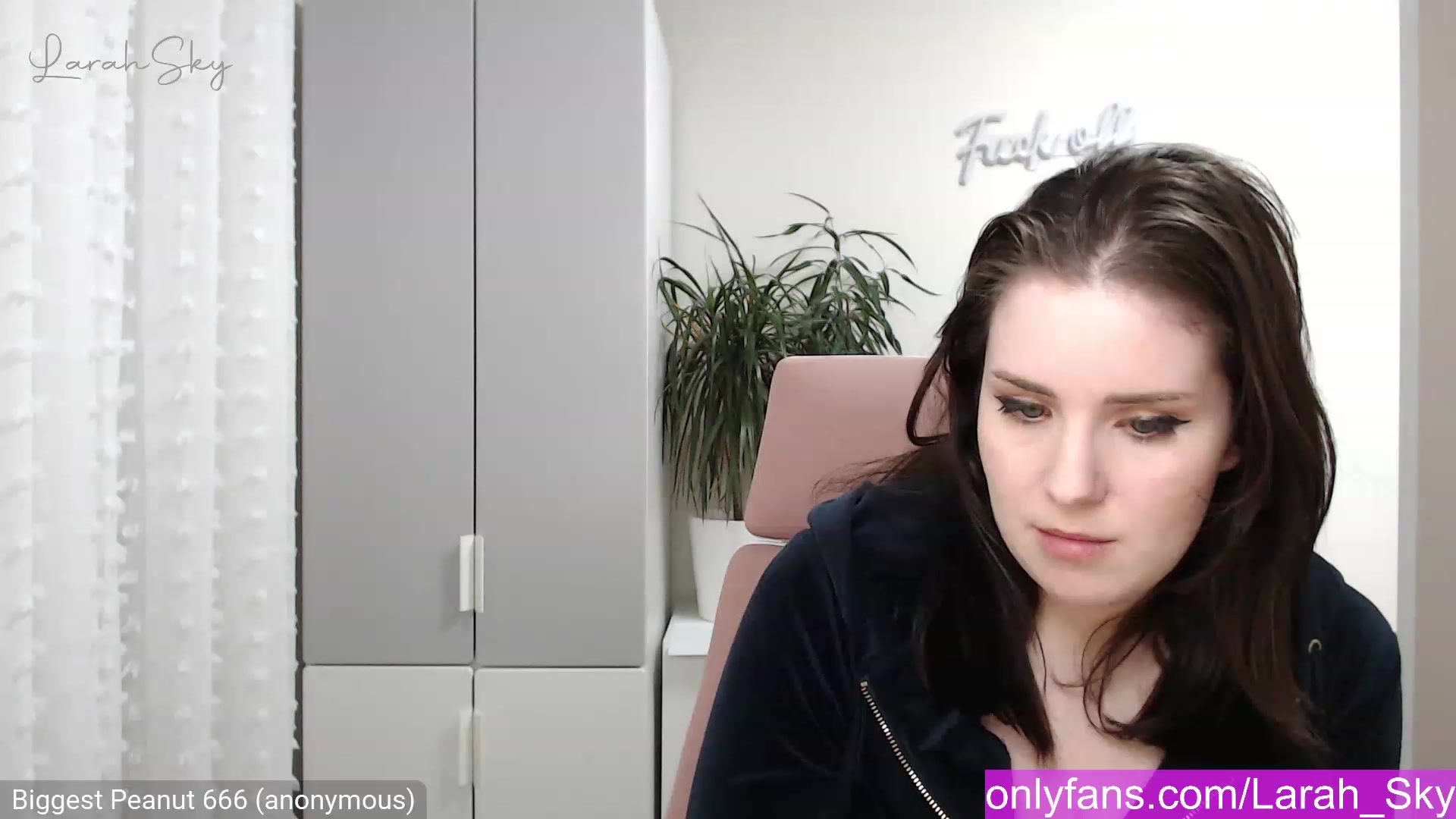 Gallery image thumbnail from Larah_Sky's myfreecams stream on, 12/08/2022, 24:29 image 9 of 20