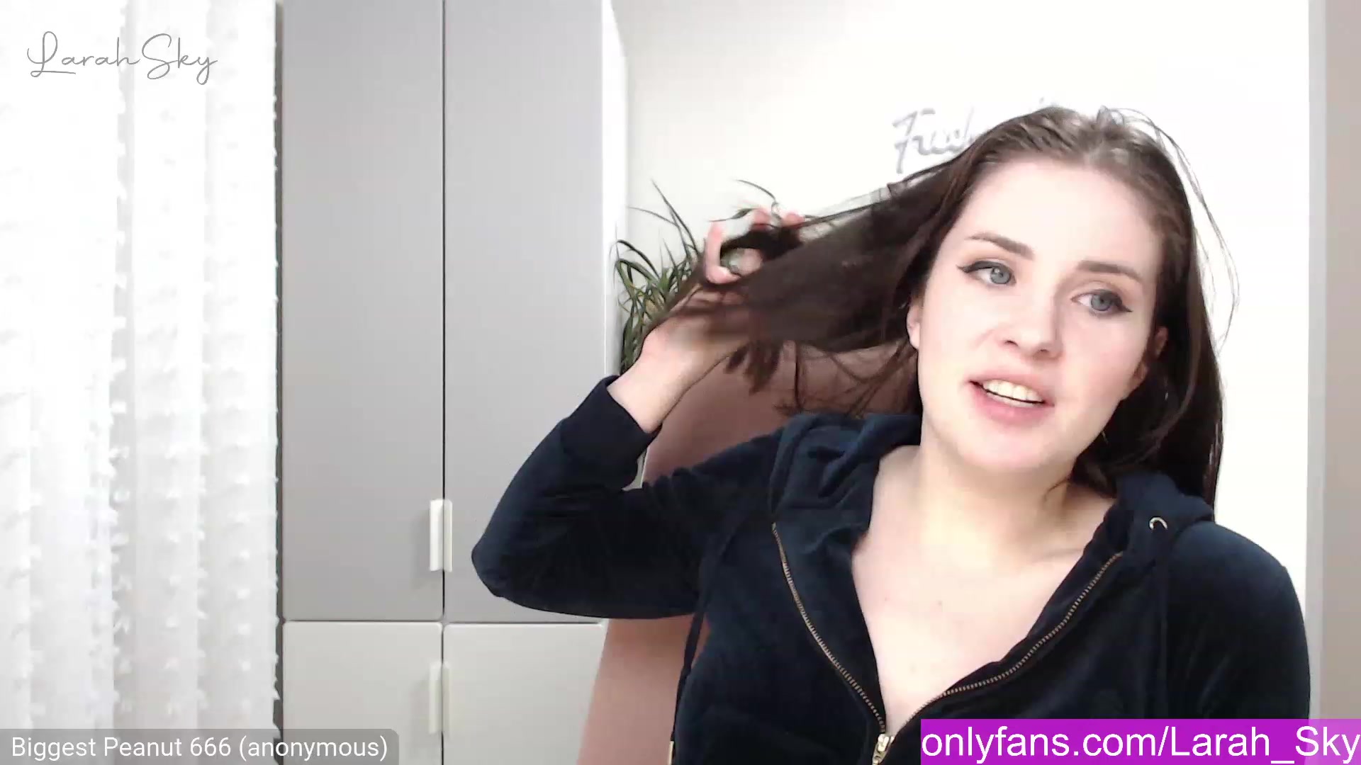 Gallery image thumbnail from Larah_Sky's myfreecams stream on, 12/08/2022, 24:29 image 10 of 20