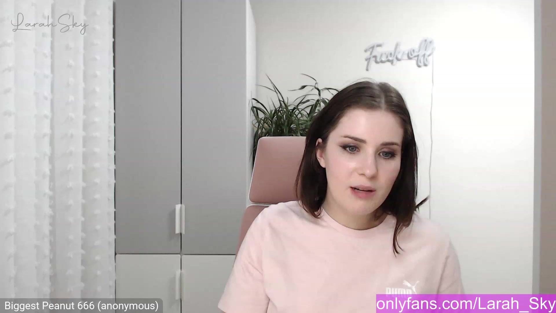 Gallery image thumbnail from Larah_Sky's myfreecams stream on, 12/08/2022, 22:29 image 15 of 20