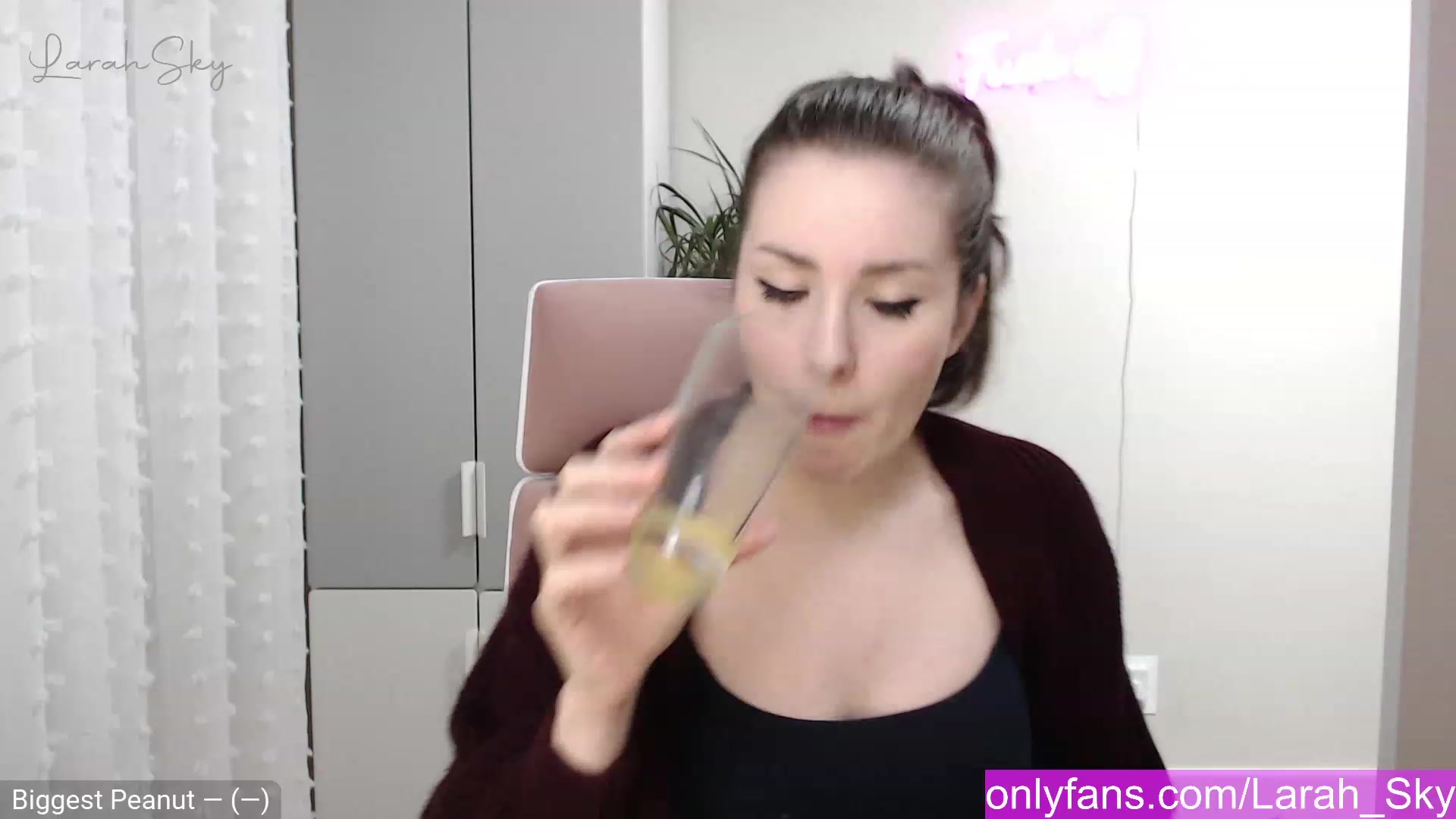 Gallery image thumbnail from Larah_Sky's myfreecams stream on, 12/12/2022, 21:35 image 10 of 20