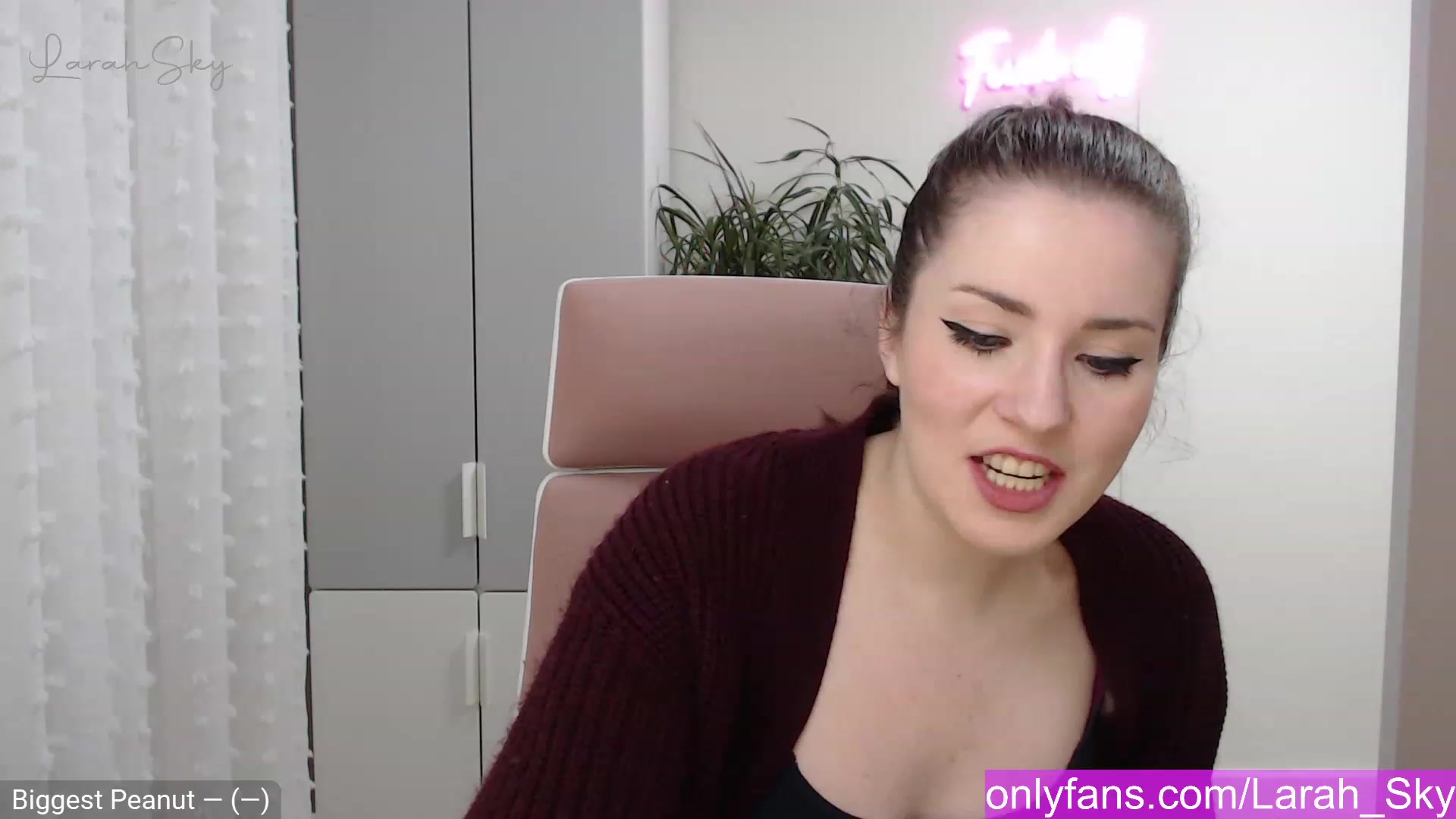 Gallery image thumbnail from Larah_Sky's myfreecams stream on, 12/12/2022, 21:35 image 3 of 20