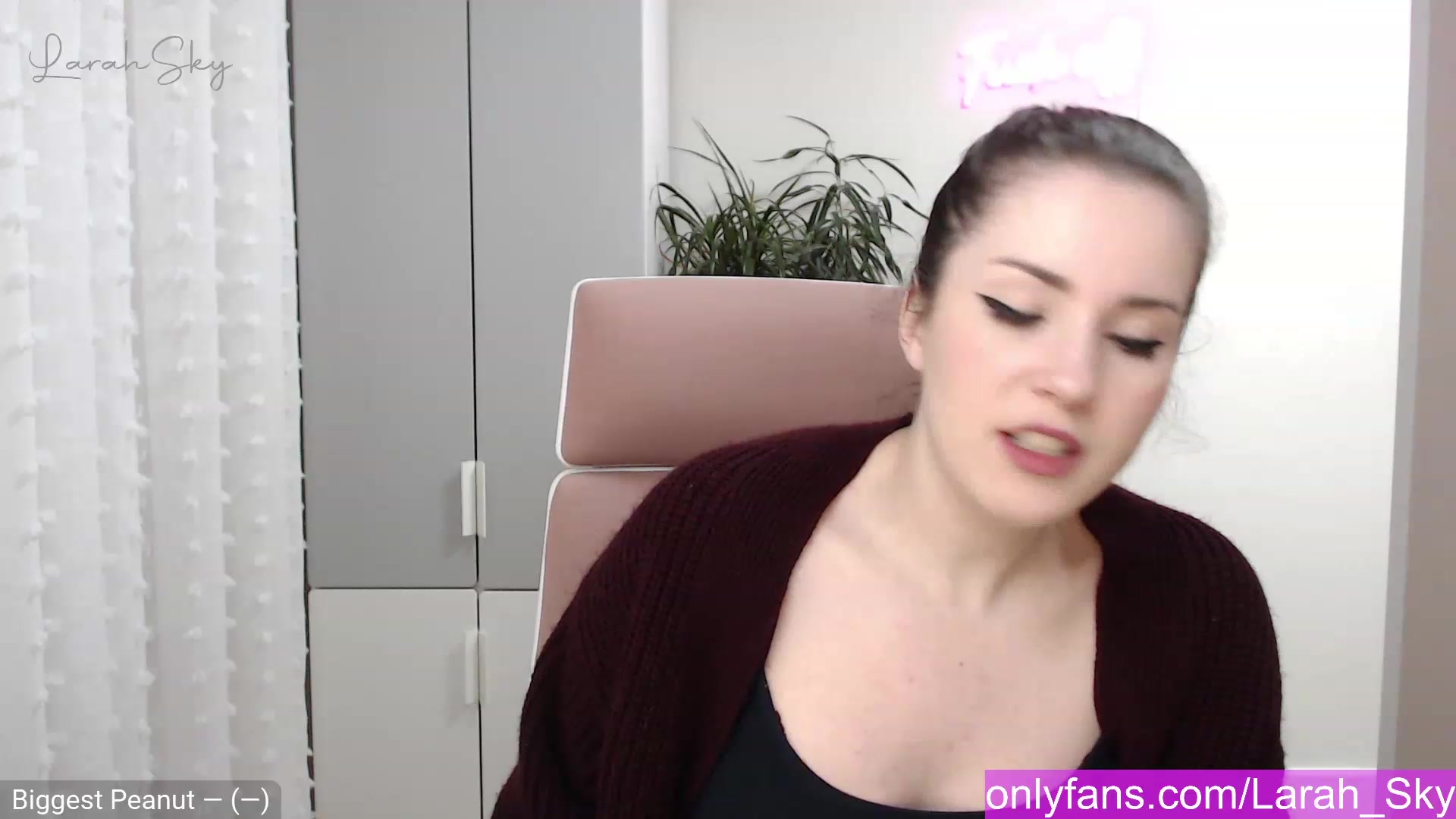 Gallery image thumbnail from Larah_Sky's myfreecams stream on, 12/12/2022, 21:35 image 12 of 20
