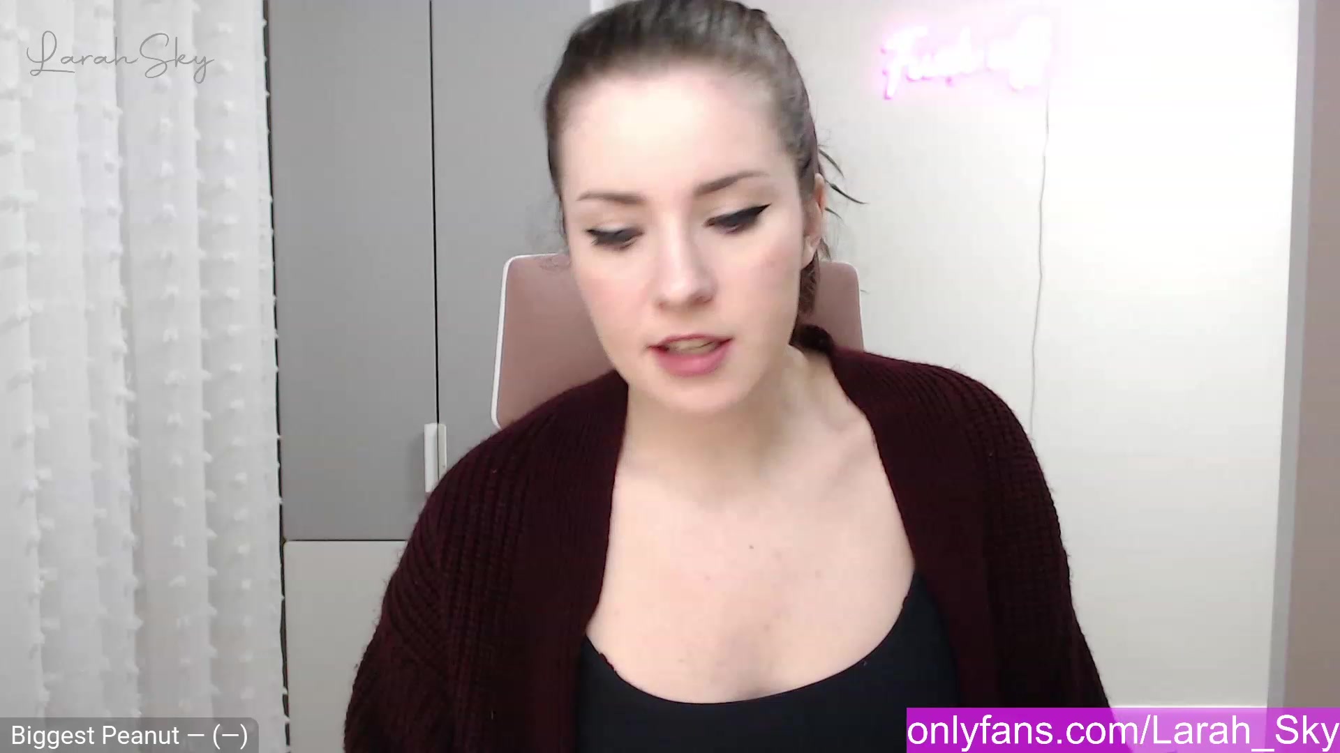 Gallery image thumbnail from Larah_Sky's myfreecams stream on, 12/12/2022, 21:35 image 16 of 20