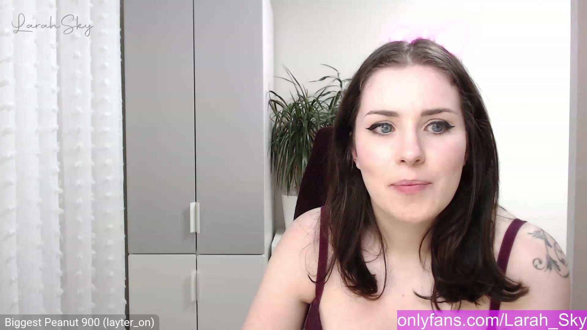 Gallery image thumbnail from Larah_Sky's myfreecams stream on, 12/15/2022, 24:17 image 8 of 20