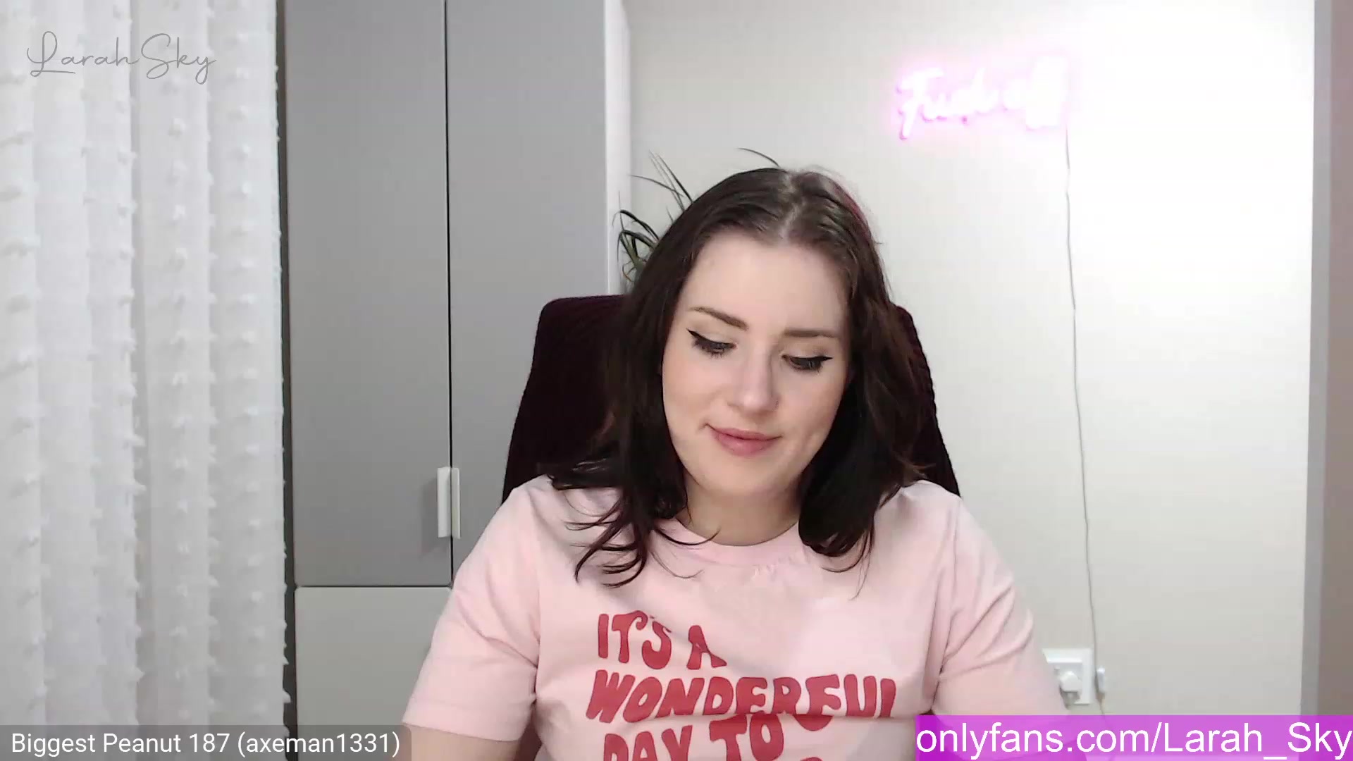 Gallery image thumbnail from Larah_Sky's myfreecams stream on, 12/15/2022, 23:29 image 3 of 20