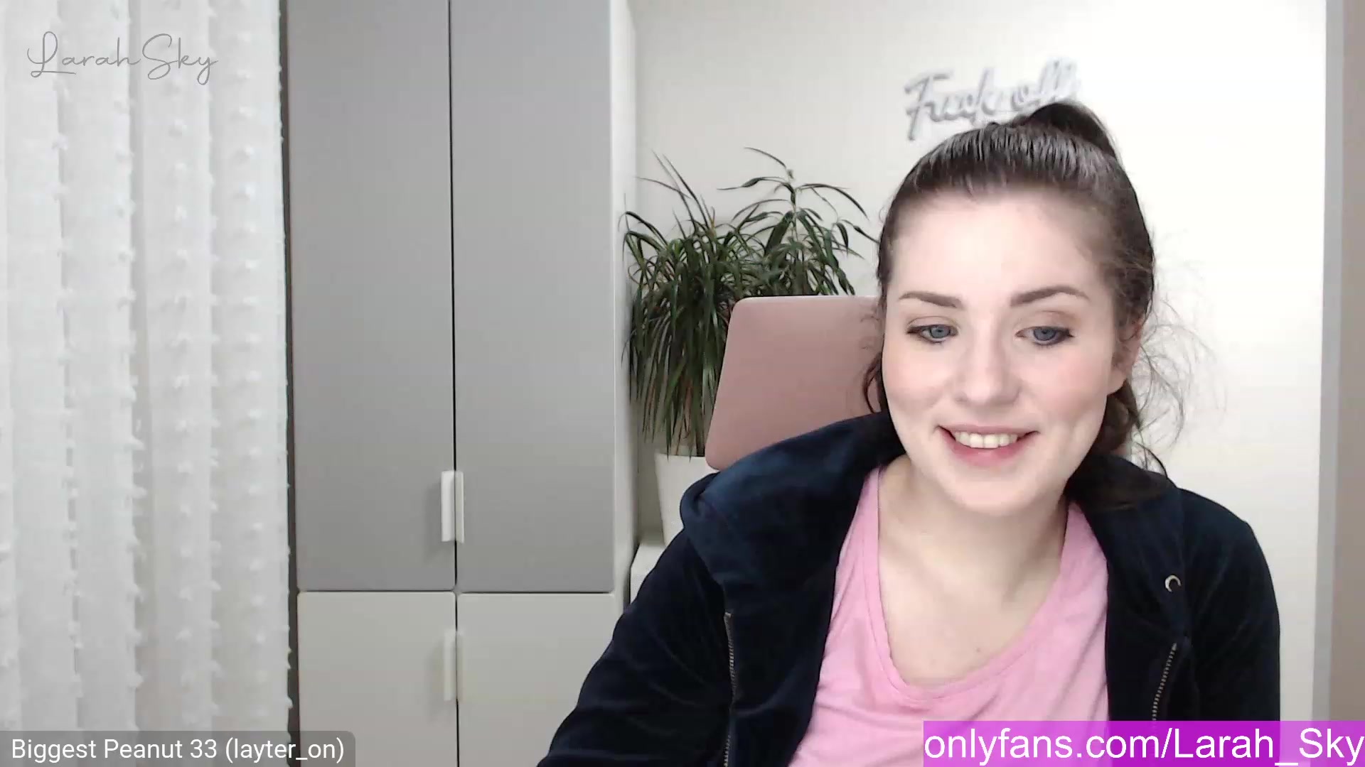 Gallery image thumbnail from Larah_Sky's myfreecams stream on, 12/17/2022, 24:07 image 3 of 20