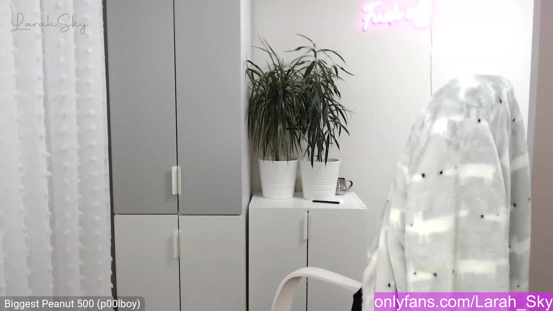 Gallery image thumbnail from Larah_Sky's myfreecams stream on, 12/17/2022, 24:07 image 16 of 20