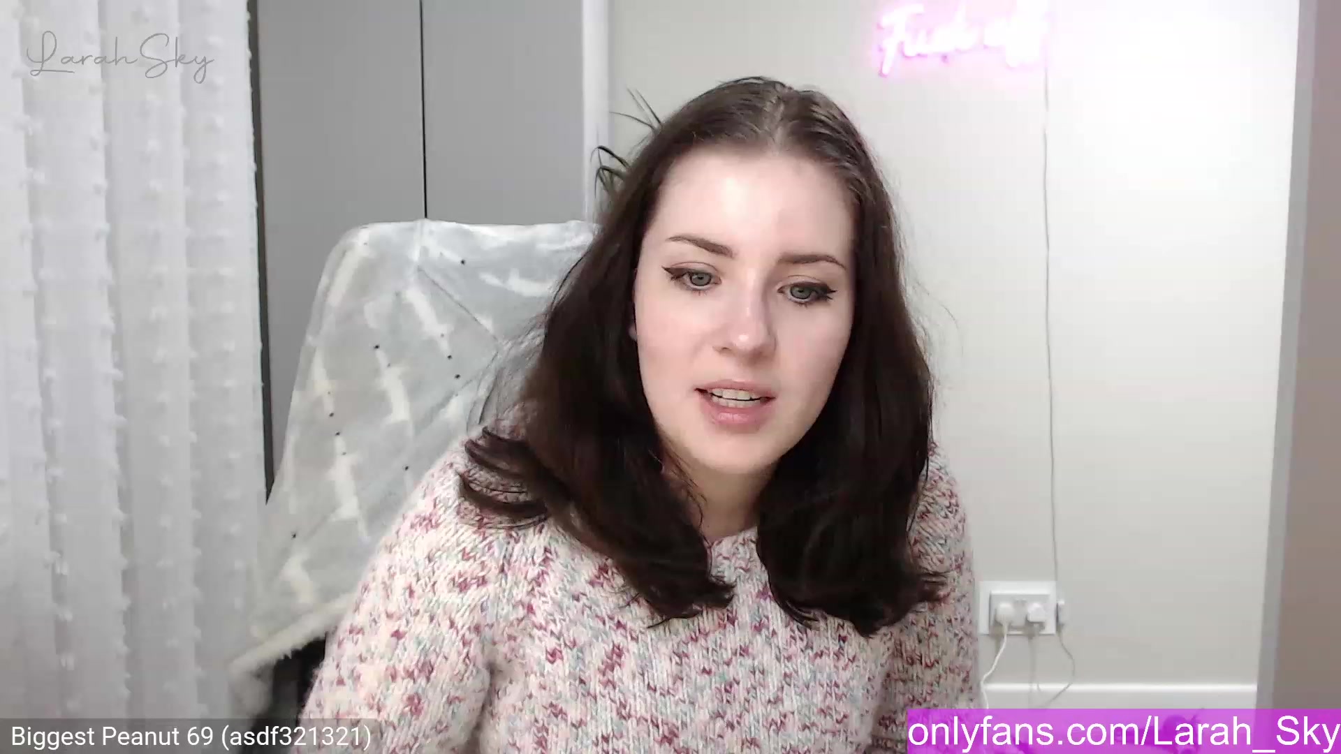 Gallery image thumbnail from Larah_Sky's myfreecams stream on, 12/18/2022, 21:31 image 18 of 20