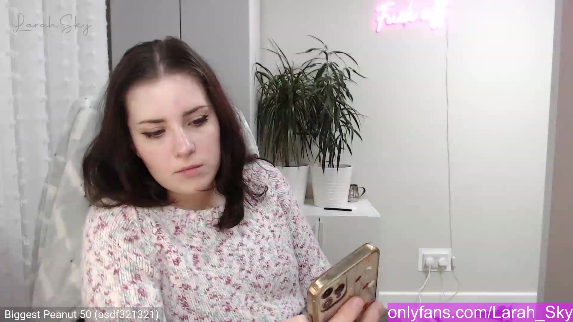 Gallery image thumbnail from Larah_Sky's myfreecams stream on, 12/18/2022, 21:31 image 10 of 20
