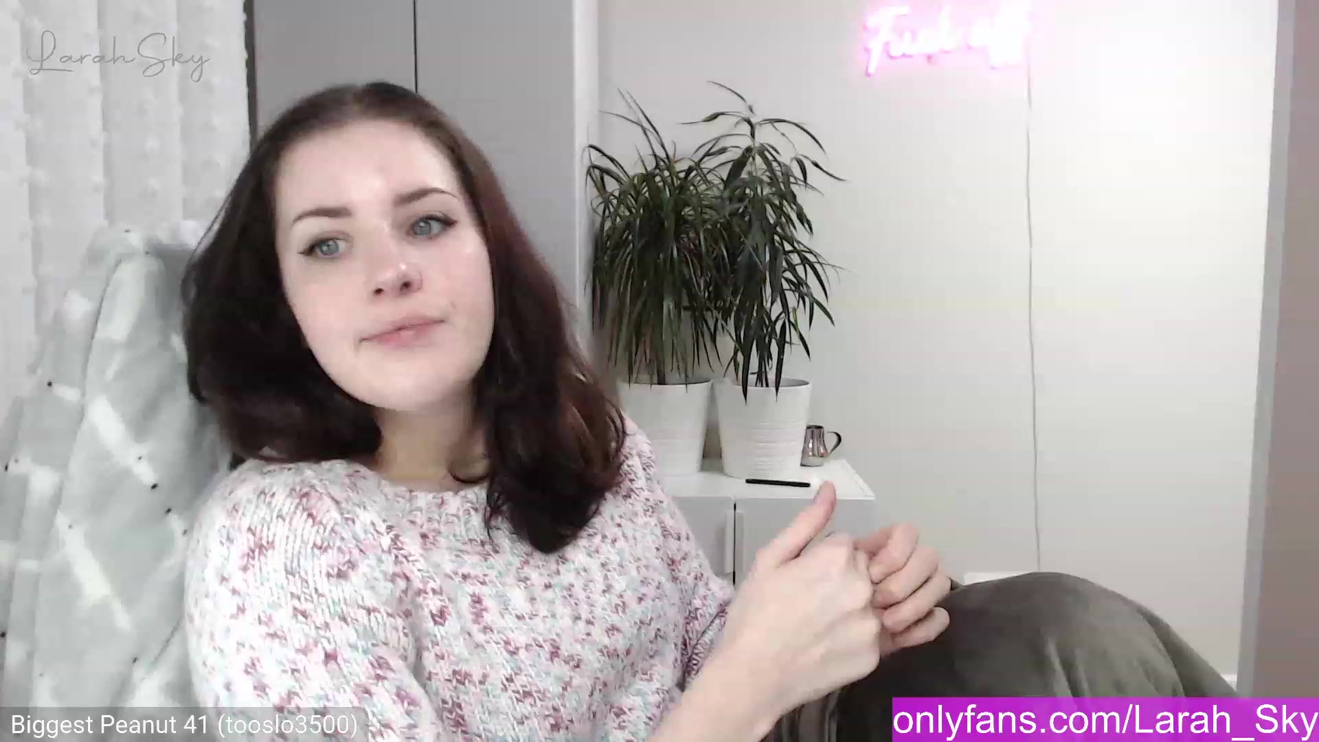 Gallery image thumbnail from Larah_Sky's myfreecams stream on, 12/18/2022, 21:31 image 5 of 20
