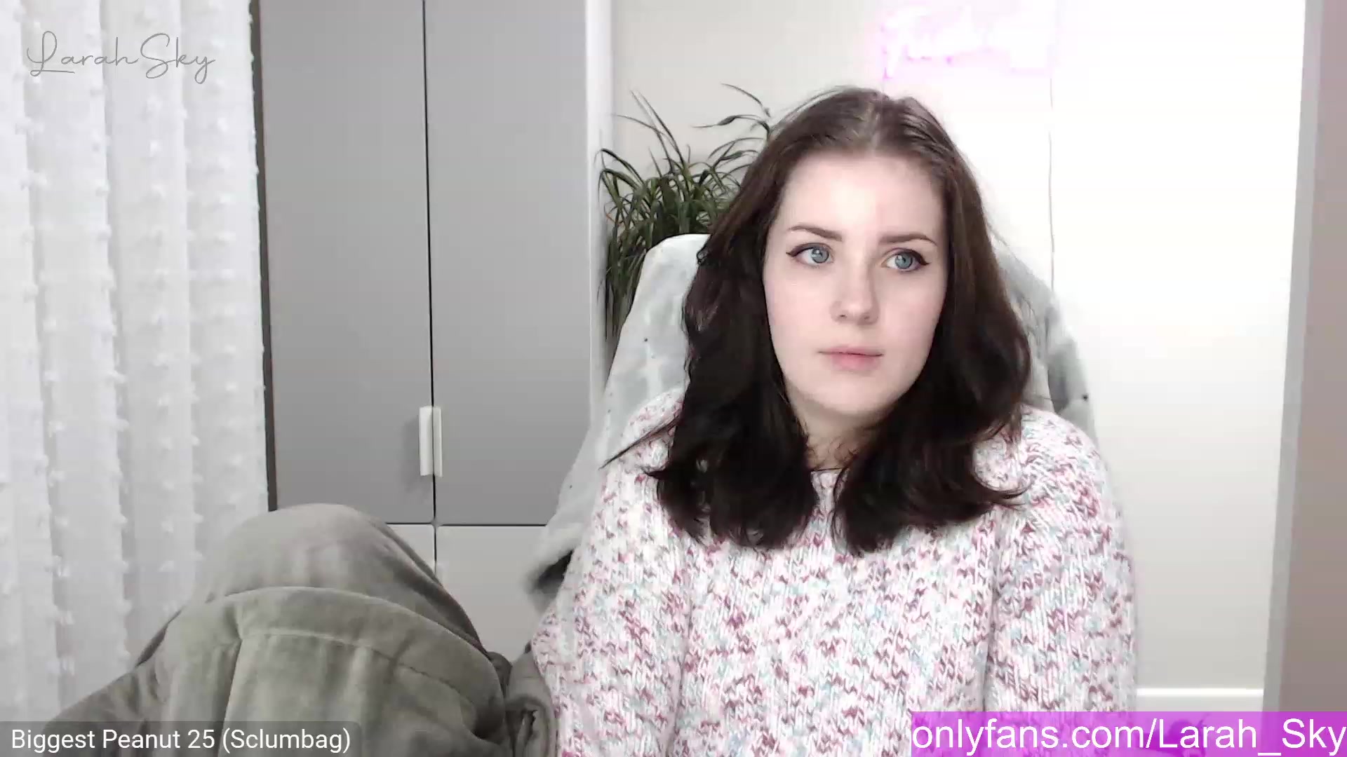 Gallery image thumbnail from Larah_Sky's myfreecams stream on, 12/18/2022, 21:31 image 1 of 20