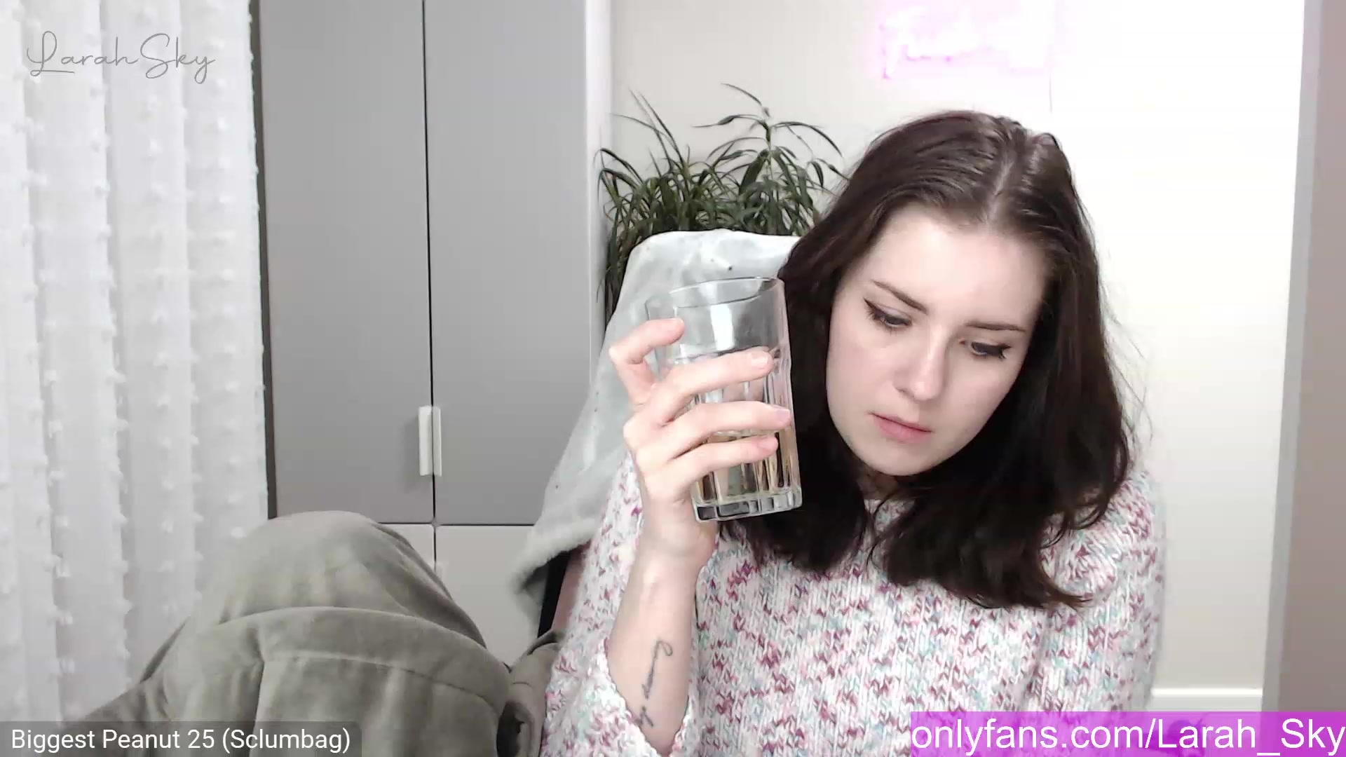 Gallery image thumbnail from Larah_Sky's myfreecams stream on, 12/18/2022, 21:31 image 2 of 20