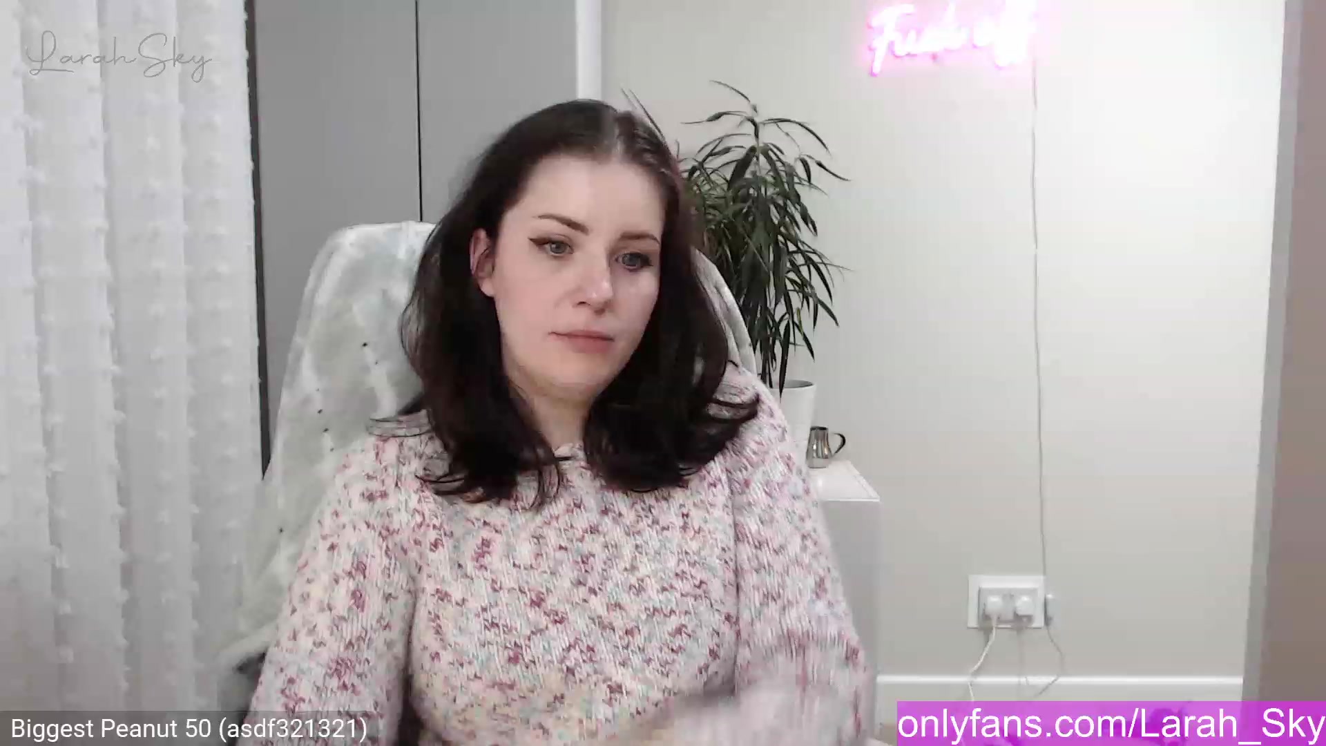 Gallery image thumbnail from Larah_Sky's myfreecams stream on, 12/18/2022, 21:31 image 14 of 20