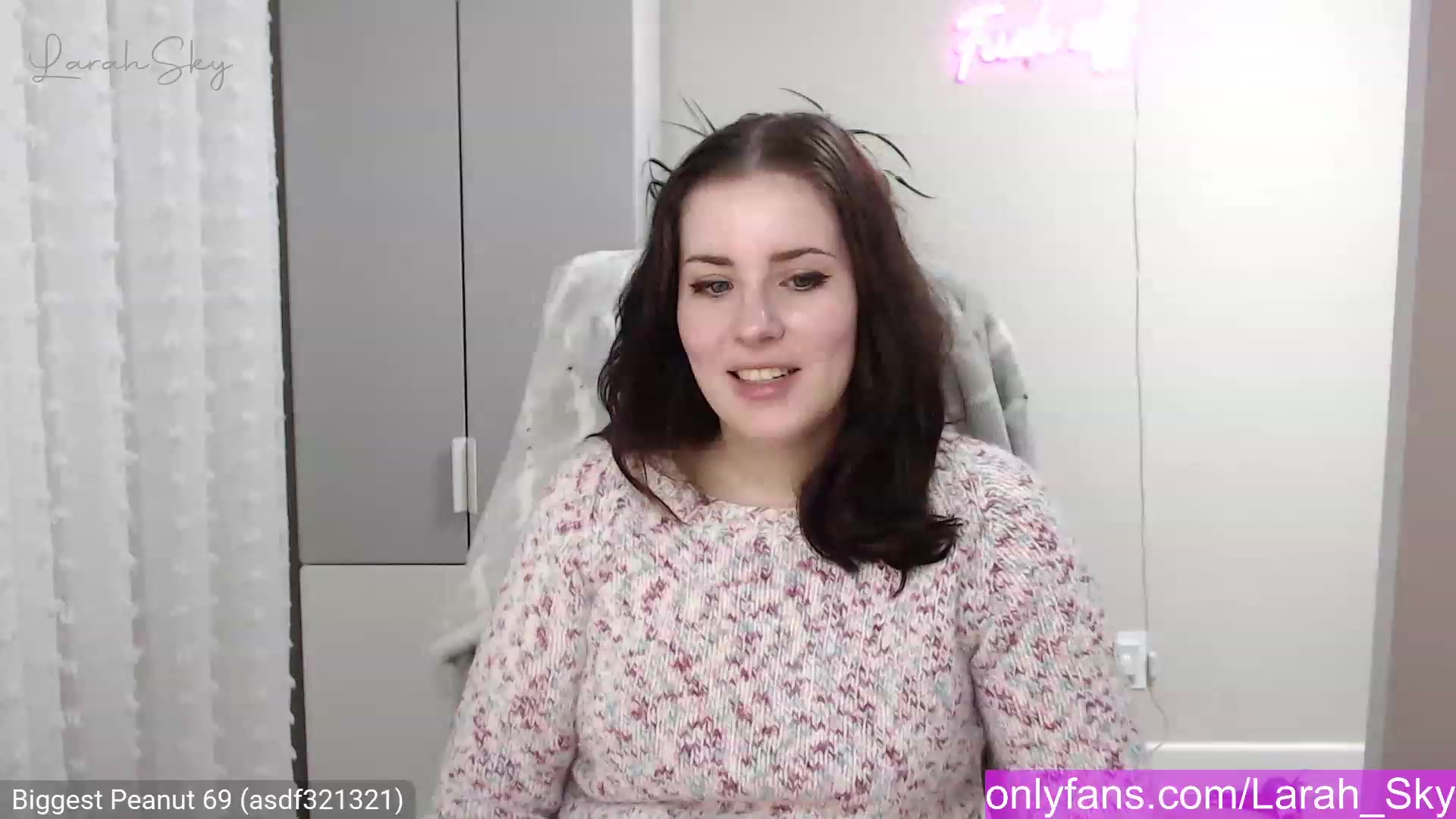 Gallery image thumbnail from Larah_Sky's myfreecams stream on, 12/18/2022, 21:31 image 19 of 20
