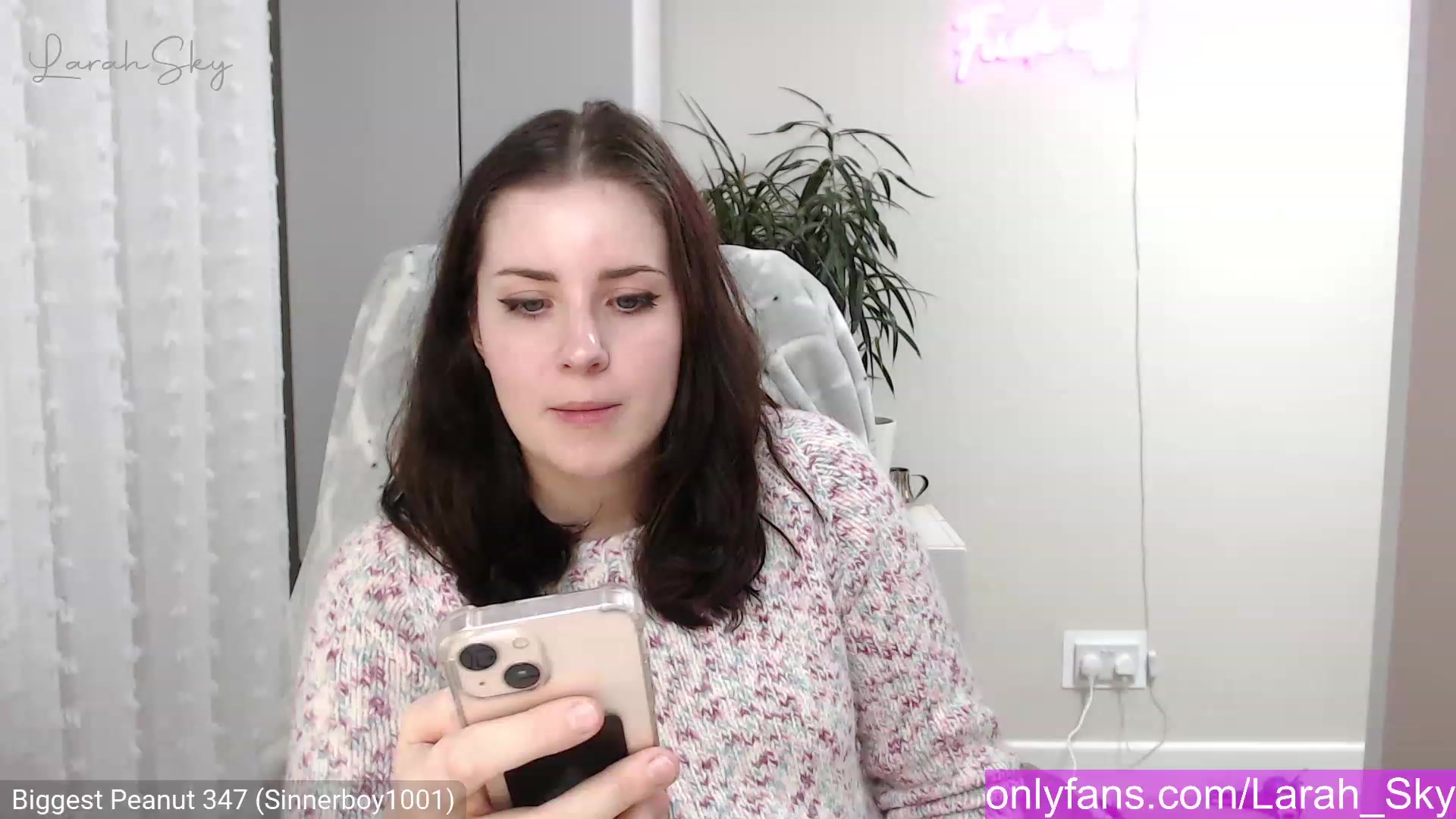 Gallery image thumbnail from Larah_Sky's myfreecams stream on, 12/18/2022, 22:53 image 12 of 20