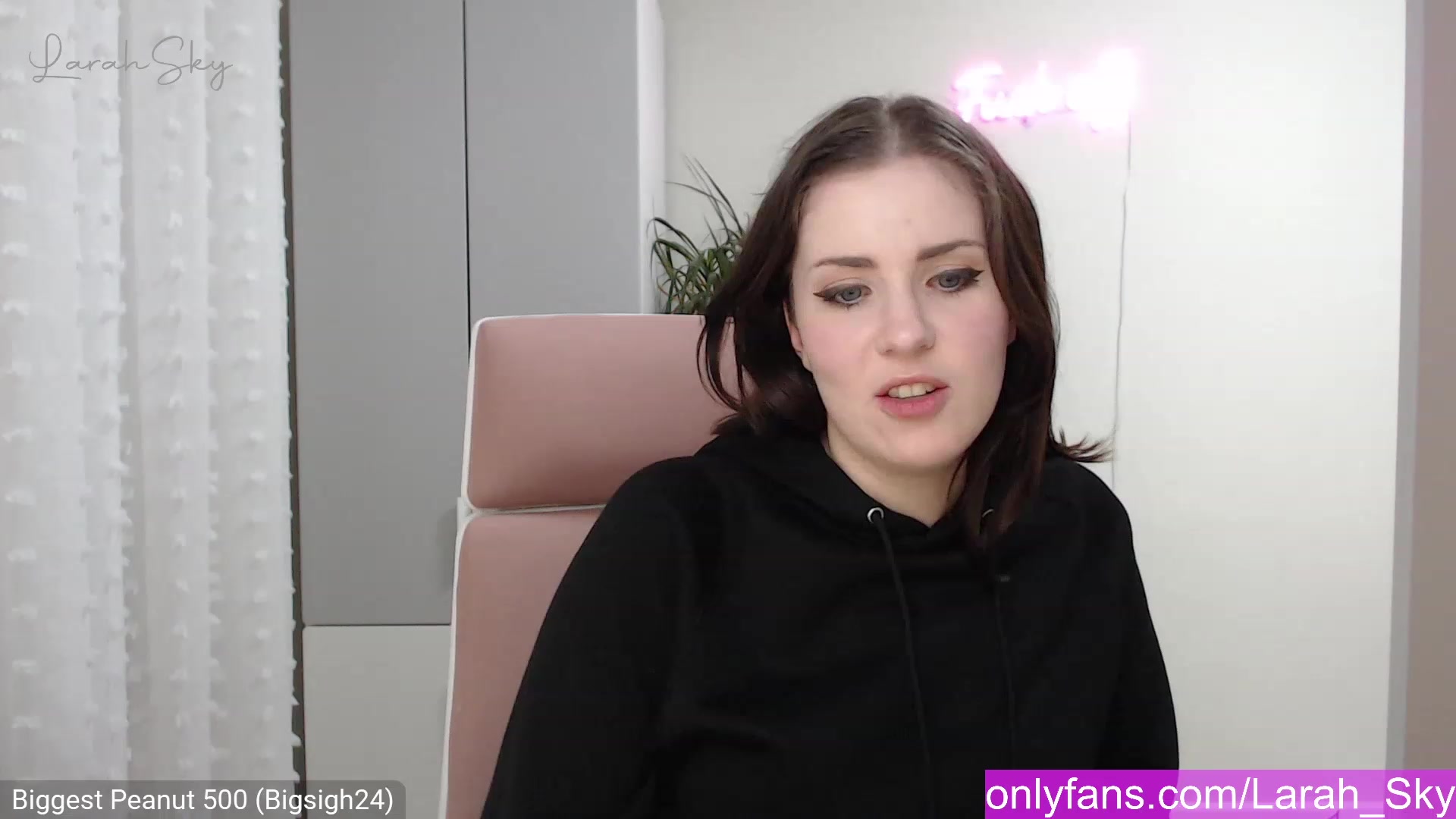 Gallery image thumbnail from Larah_Sky's myfreecams stream on, 12/20/2022, 23:20 image 14 of 20