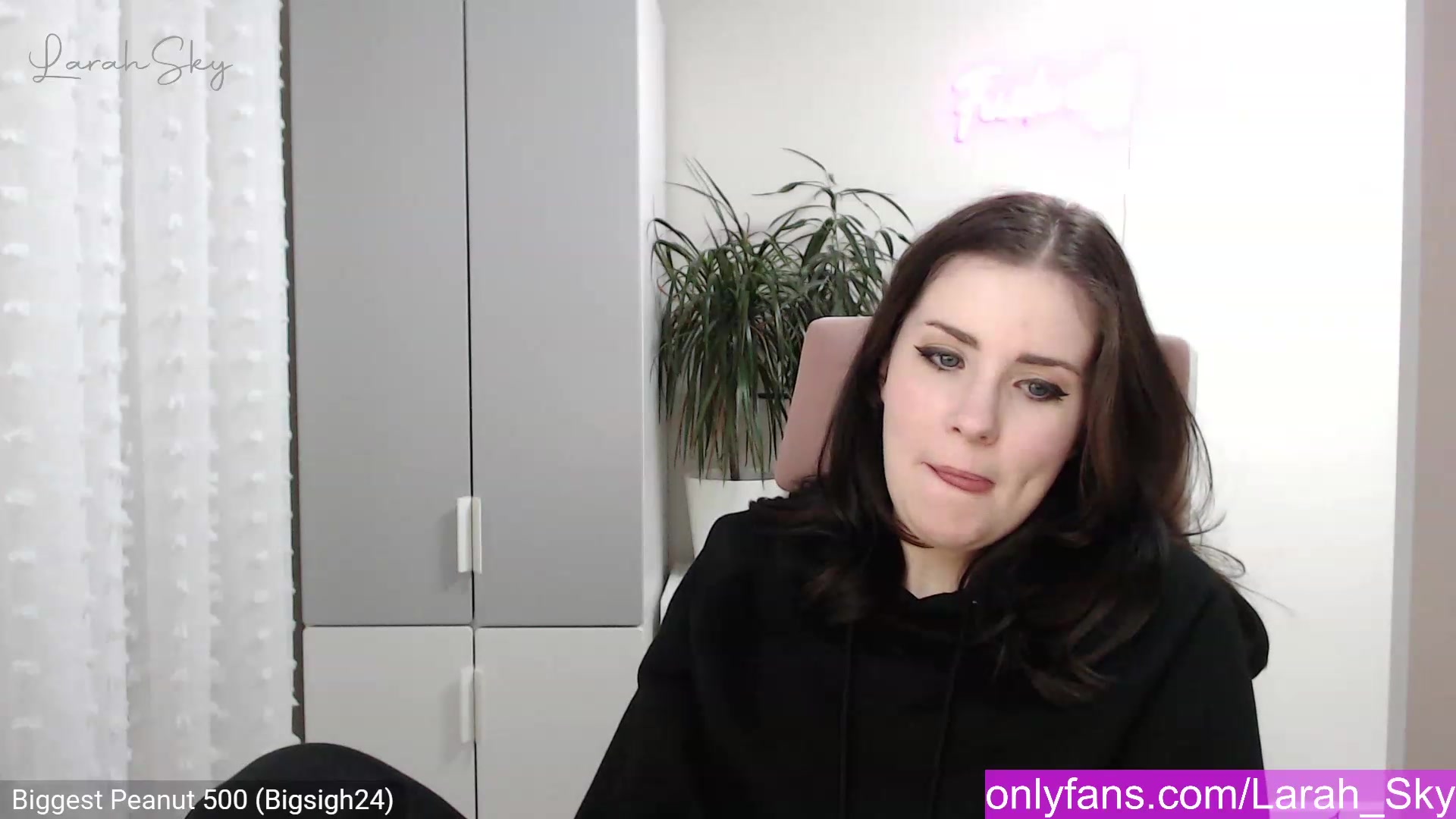 Gallery image thumbnail from Larah_Sky's myfreecams stream on, 12/20/2022, 23:20 image 5 of 20