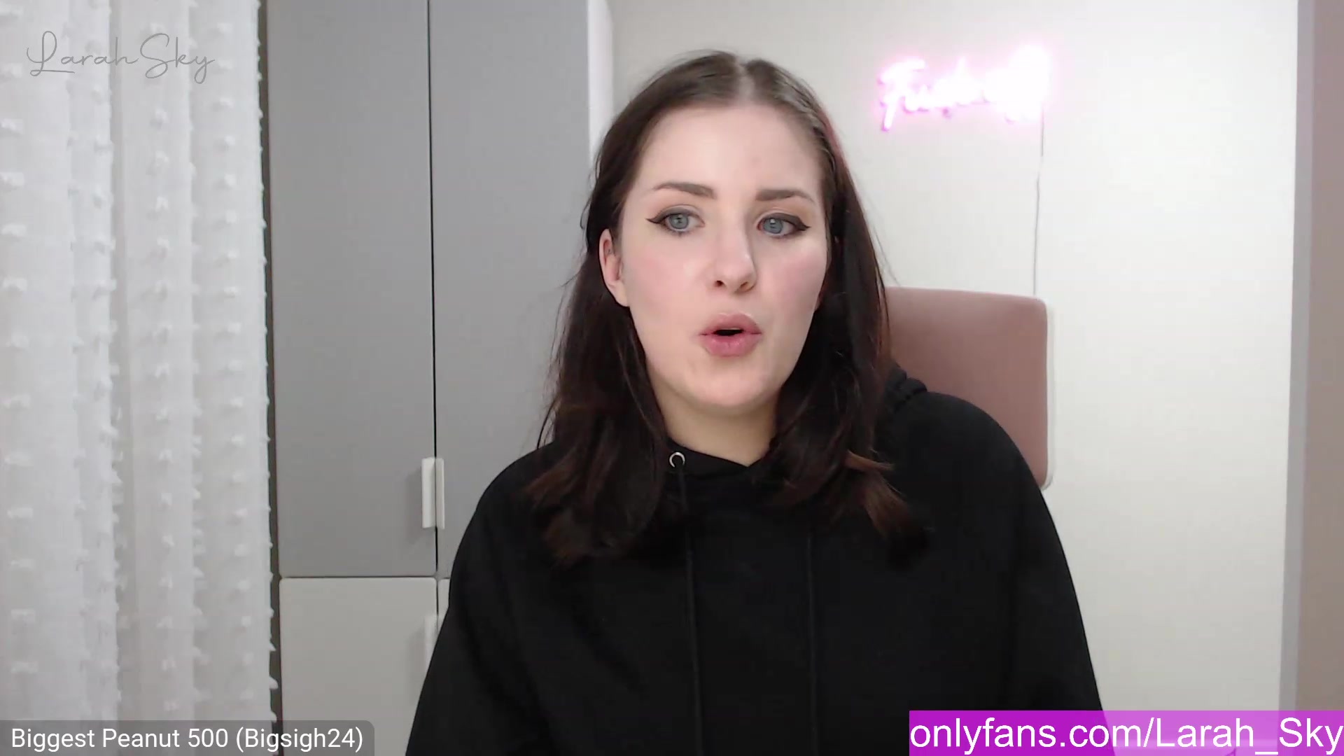 Gallery image thumbnail from Larah_Sky's myfreecams stream on, 12/20/2022, 23:20 image 10 of 20