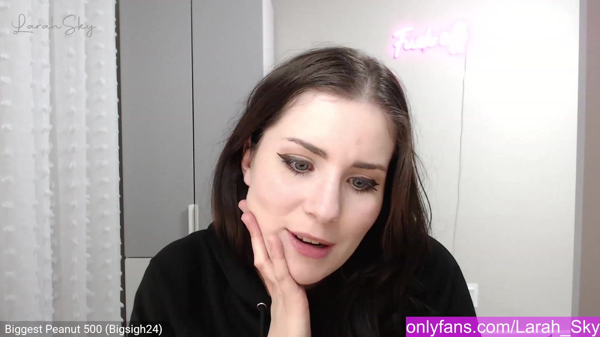 Gallery image thumbnail from Larah_Sky's myfreecams stream on, 12/20/2022, 23:20 image 3 of 20
