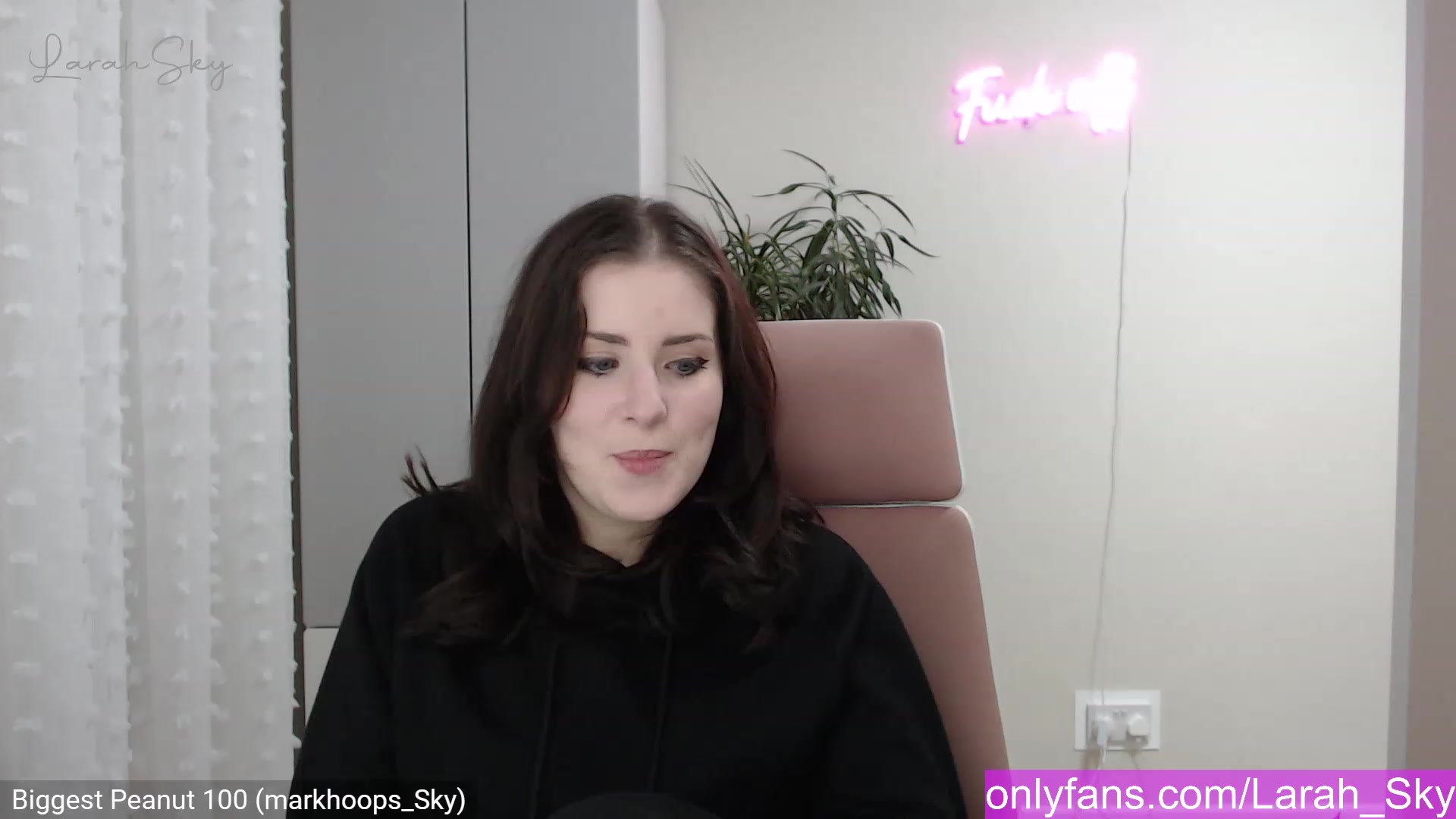 Gallery image thumbnail from Larah_Sky's myfreecams stream on, 12/20/2022, 23:20 image 1 of 20