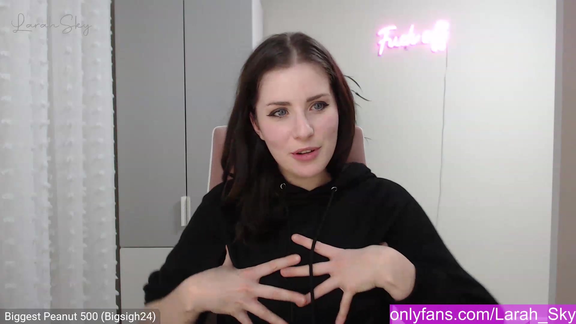 Gallery image thumbnail from Larah_Sky's myfreecams stream on, 12/20/2022, 23:20 image 11 of 20