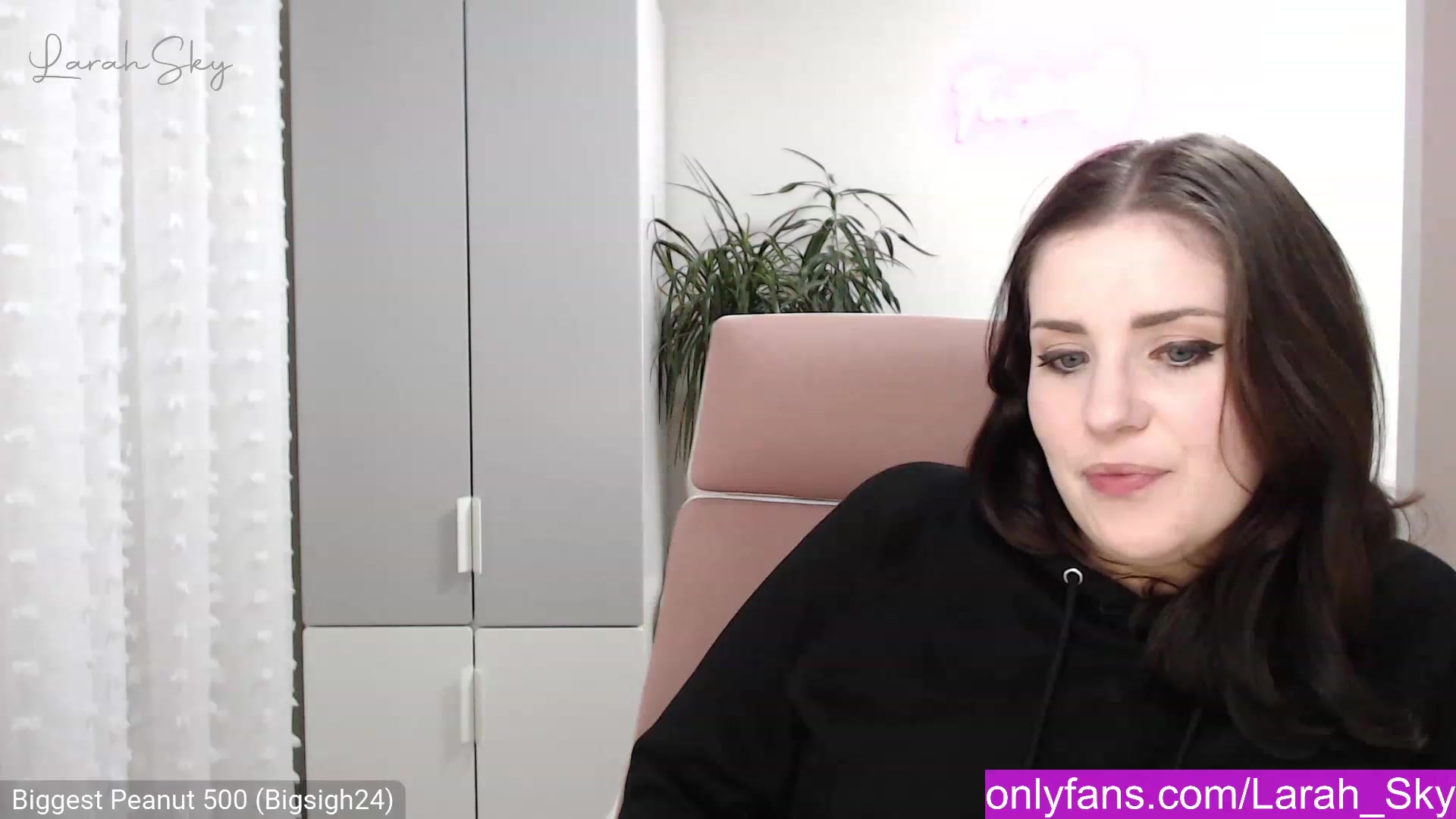 Gallery image thumbnail from Larah_Sky's myfreecams stream on, 12/20/2022, 23:20 image 4 of 20
