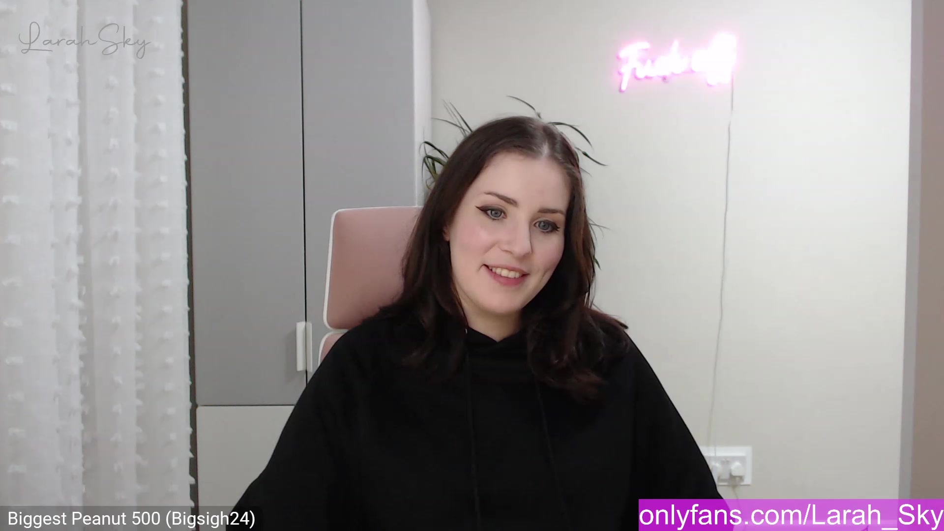 Gallery image thumbnail from Larah_Sky's myfreecams stream on, 12/20/2022, 23:20 image 7 of 20