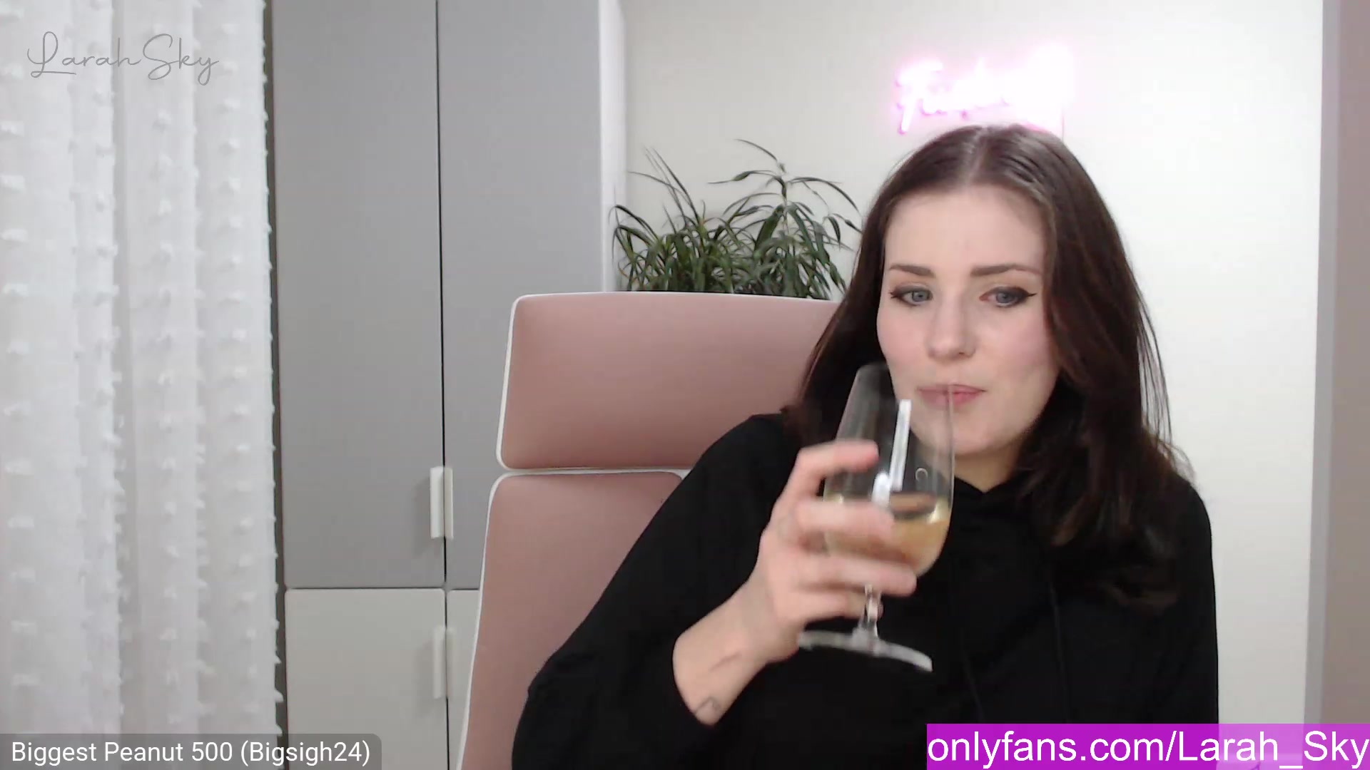 Gallery image thumbnail from Larah_Sky's myfreecams stream on, 12/20/2022, 23:20 image 6 of 20