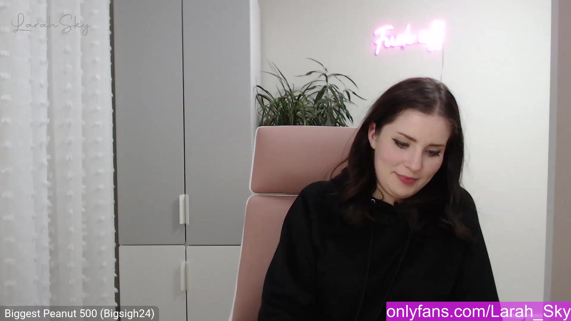 Gallery image thumbnail from Larah_Sky's myfreecams stream on, 12/20/2022, 23:20 image 16 of 20