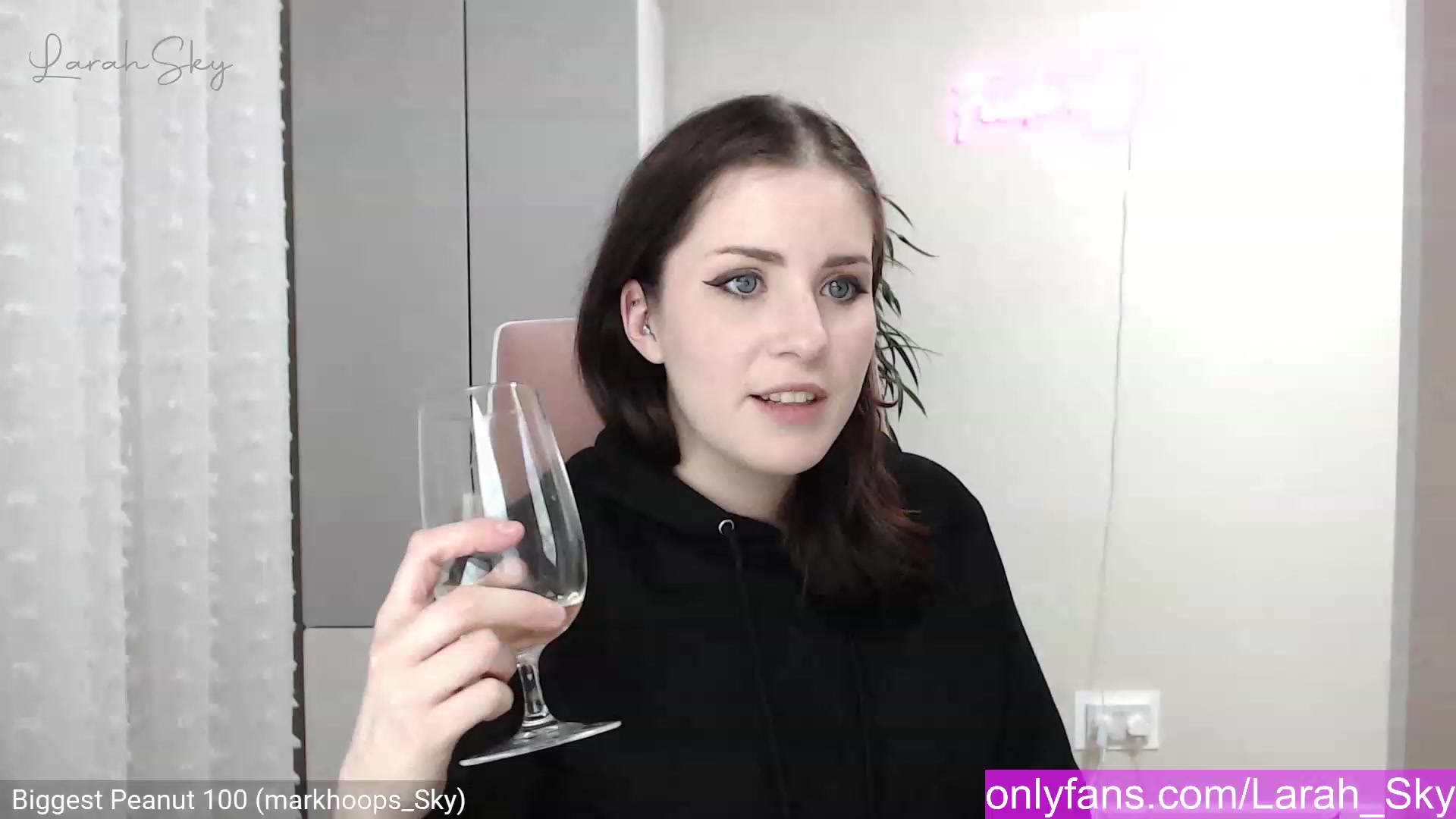Gallery image thumbnail from Larah_Sky's myfreecams stream on, 12/20/2022, 23:20 image 2 of 20