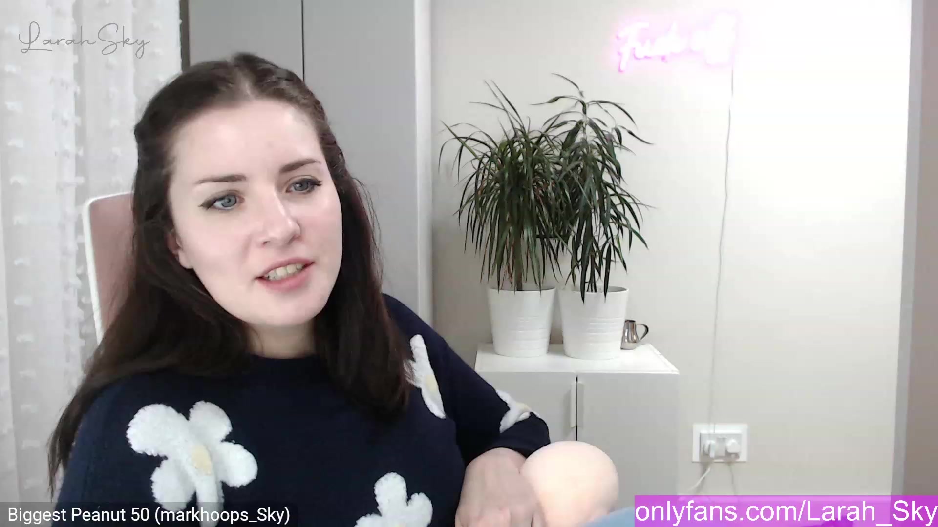 Gallery image thumbnail from Larah_Sky's myfreecams stream on, 12/22/2022, 21:46 image 3 of 20