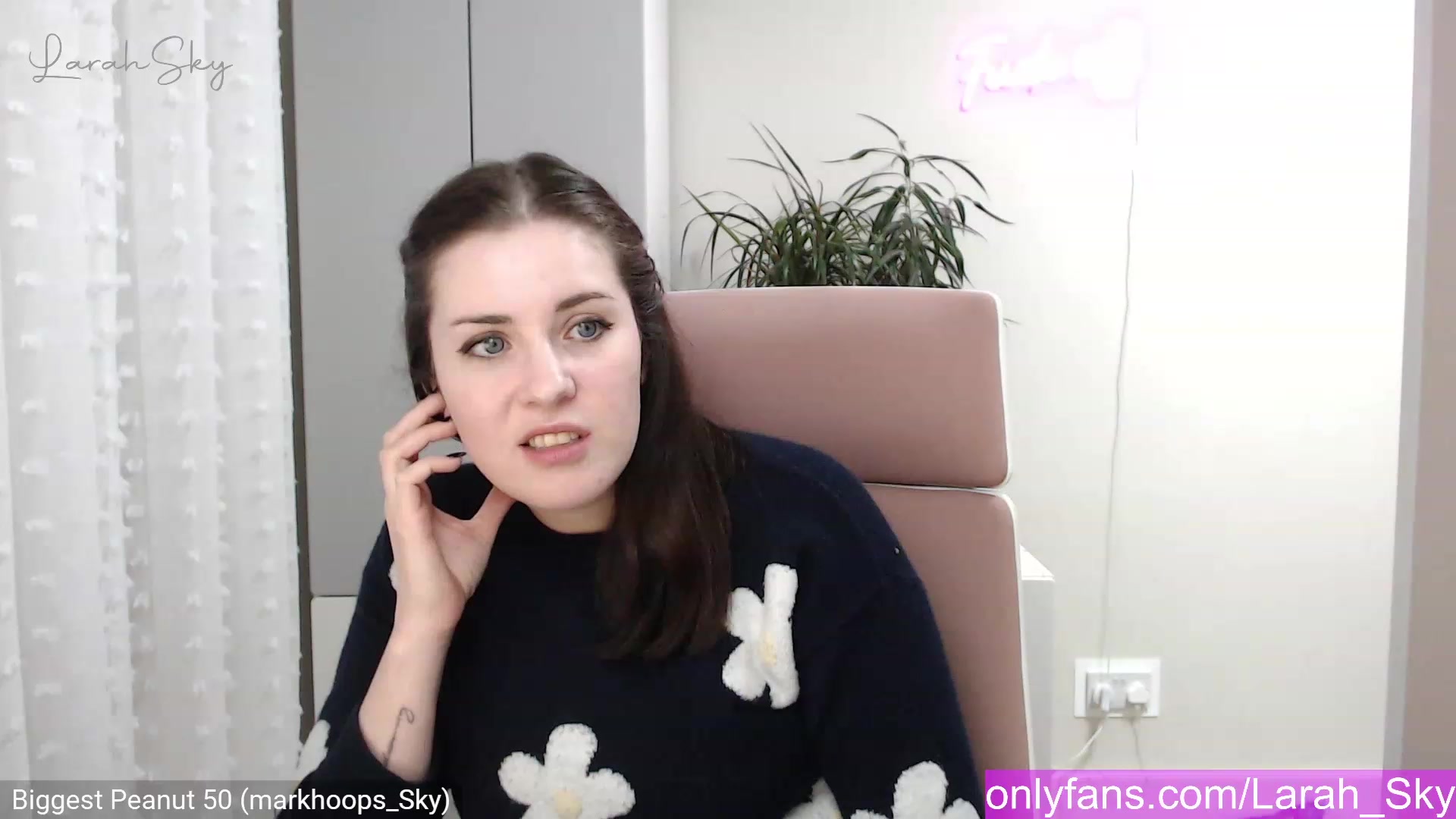 Gallery image thumbnail from Larah_Sky's myfreecams stream on, 12/22/2022, 21:46 image 9 of 20
