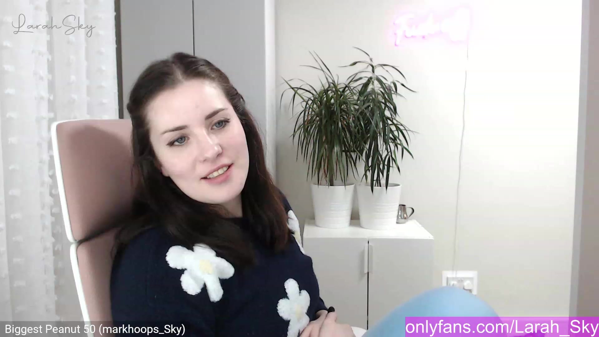 Gallery image thumbnail from Larah_Sky's myfreecams stream on, 12/22/2022, 21:46 image 6 of 20