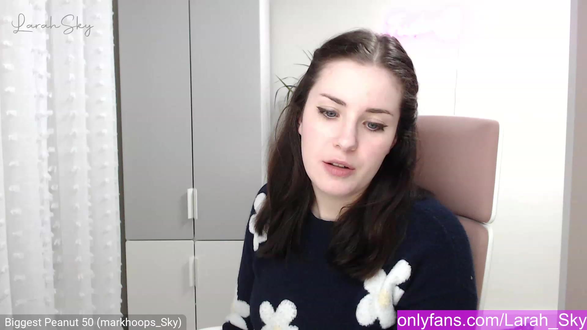 Gallery image thumbnail from Larah_Sky's myfreecams stream on, 12/22/2022, 21:46 image 8 of 20