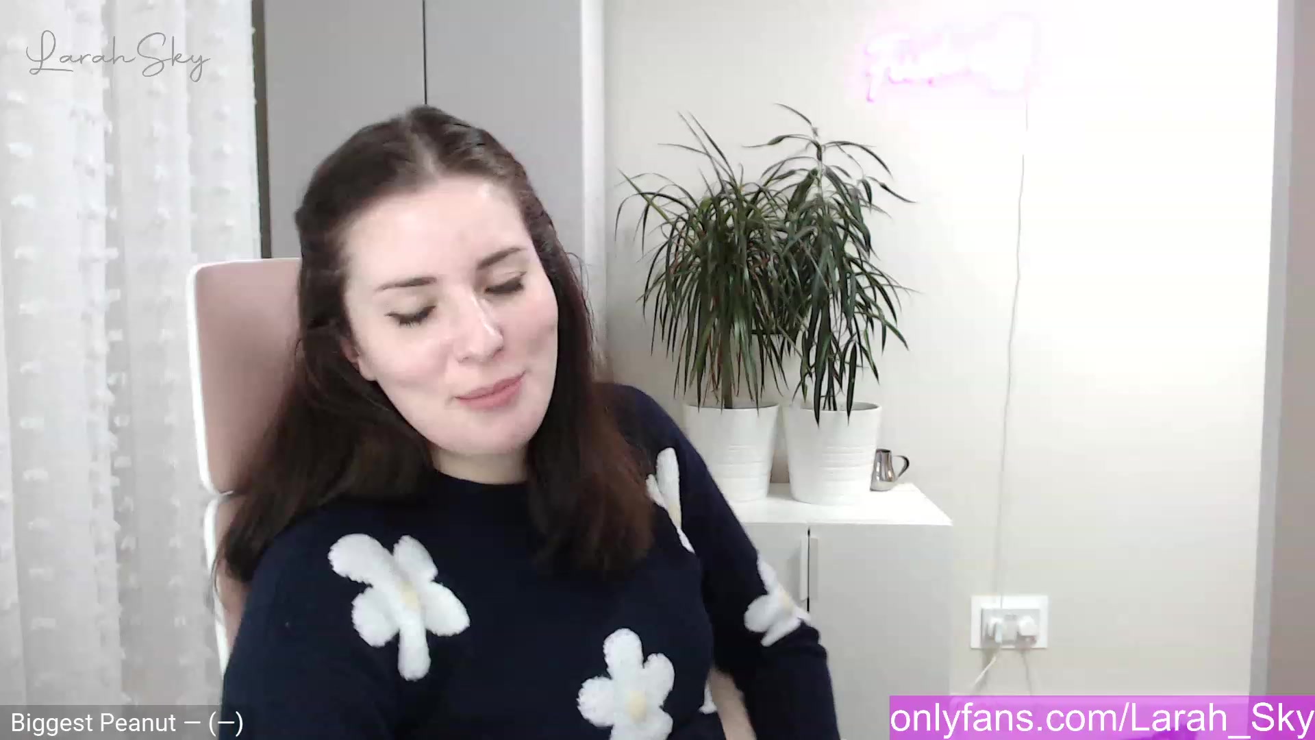 Gallery image thumbnail from Larah_Sky's myfreecams stream on, 12/22/2022, 21:46 image 2 of 20