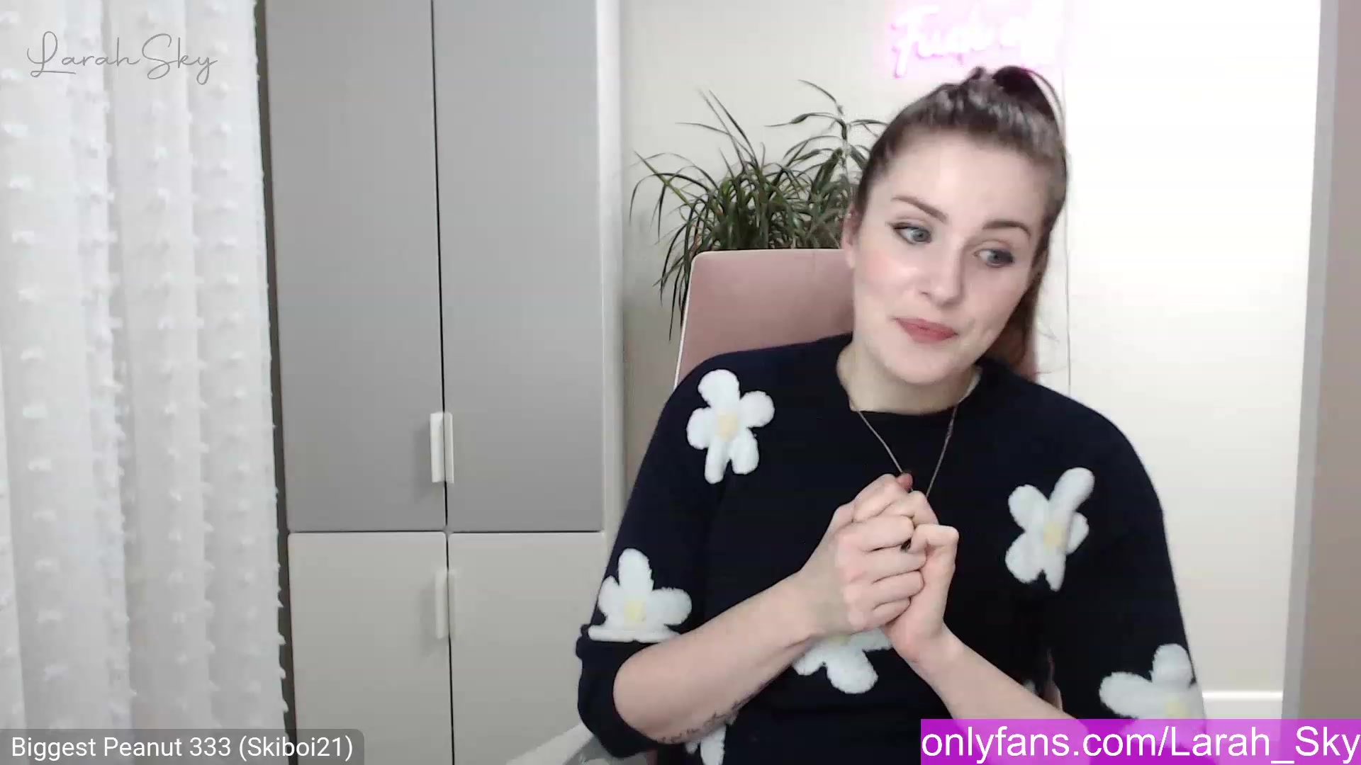Gallery image thumbnail from Larah_Sky's myfreecams stream on, 12/23/2022, 20:40 image 14 of 20
