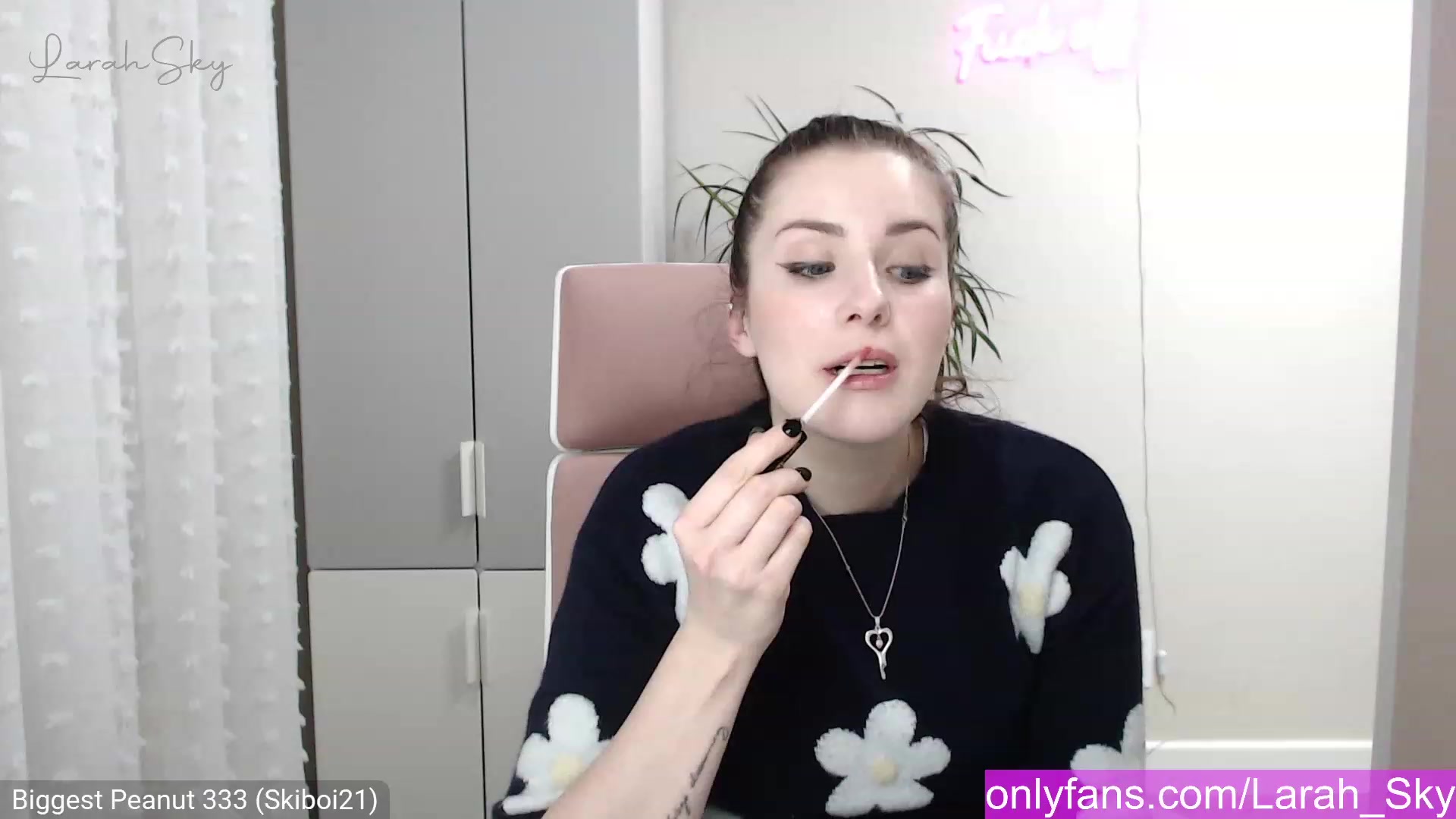 Gallery image thumbnail from Larah_Sky's myfreecams stream on, 12/23/2022, 20:40 image 19 of 20